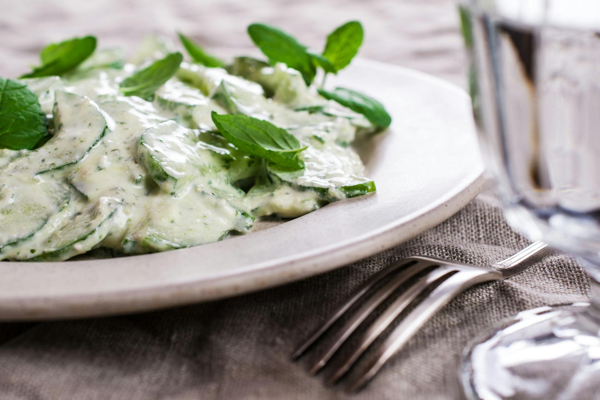 Indiase komkommer-yoghurtsalade