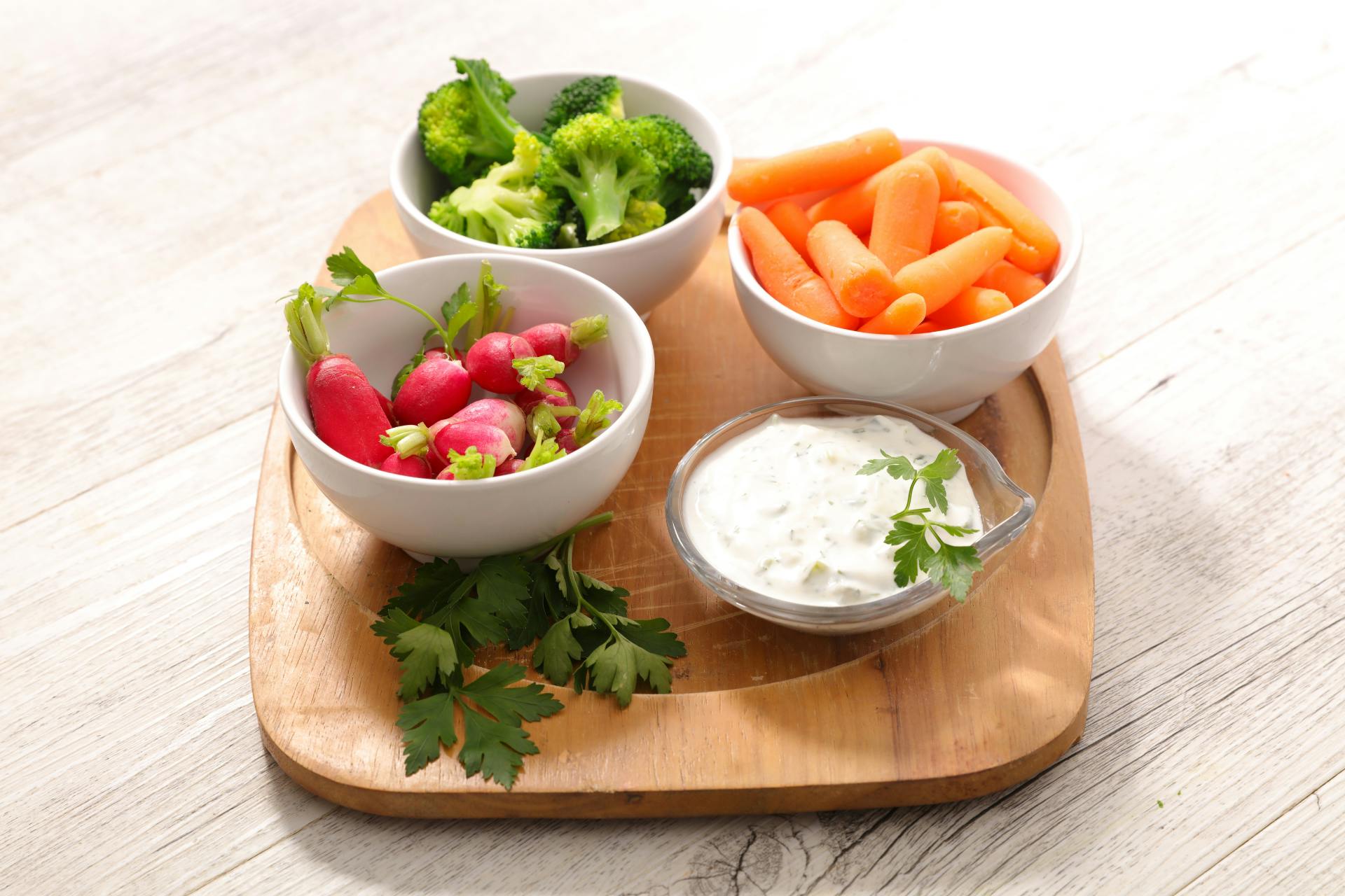Zonnige dip met koolrabi en broccoli