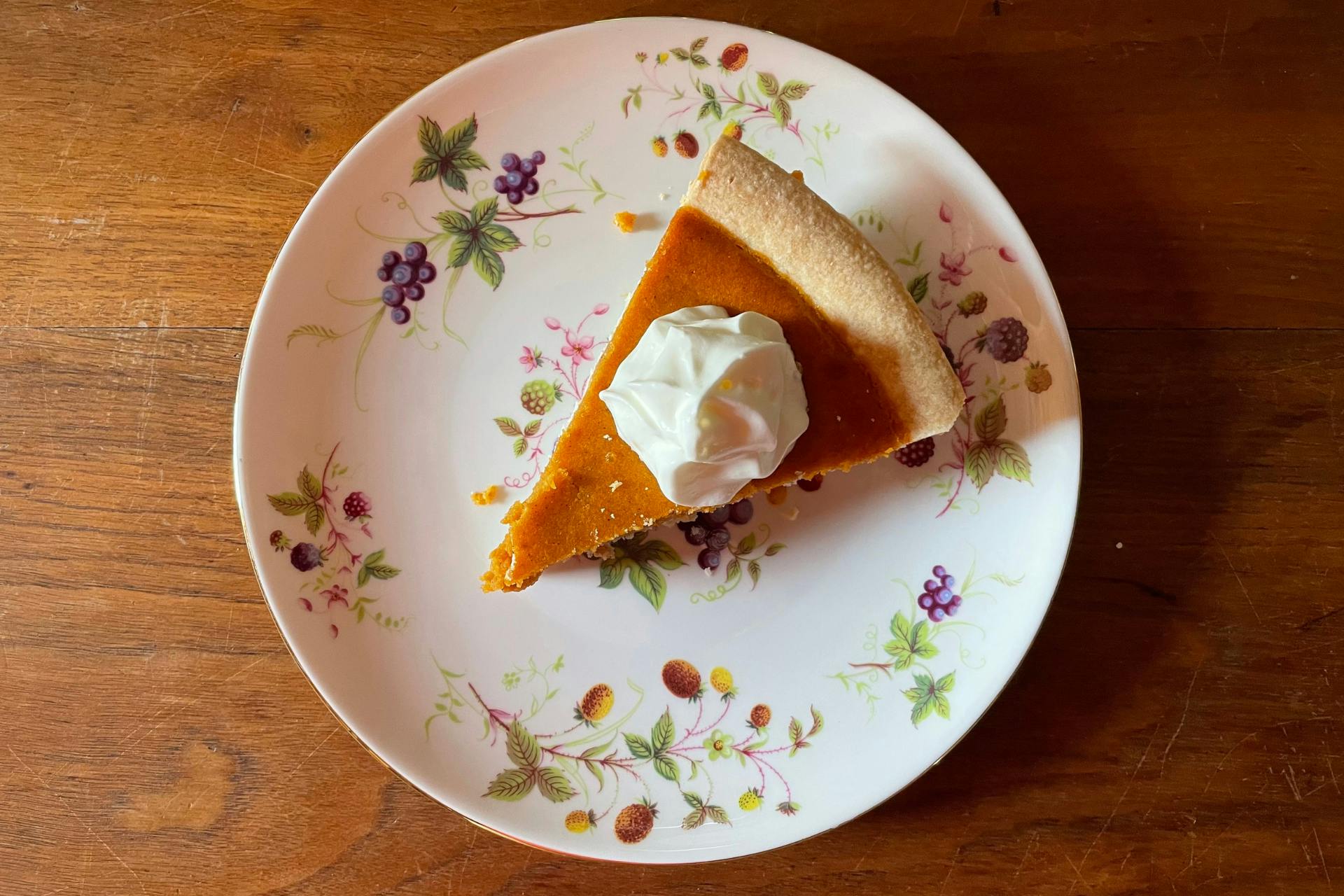 Zoete perfecte pompoentaart met bloemetjesbordje