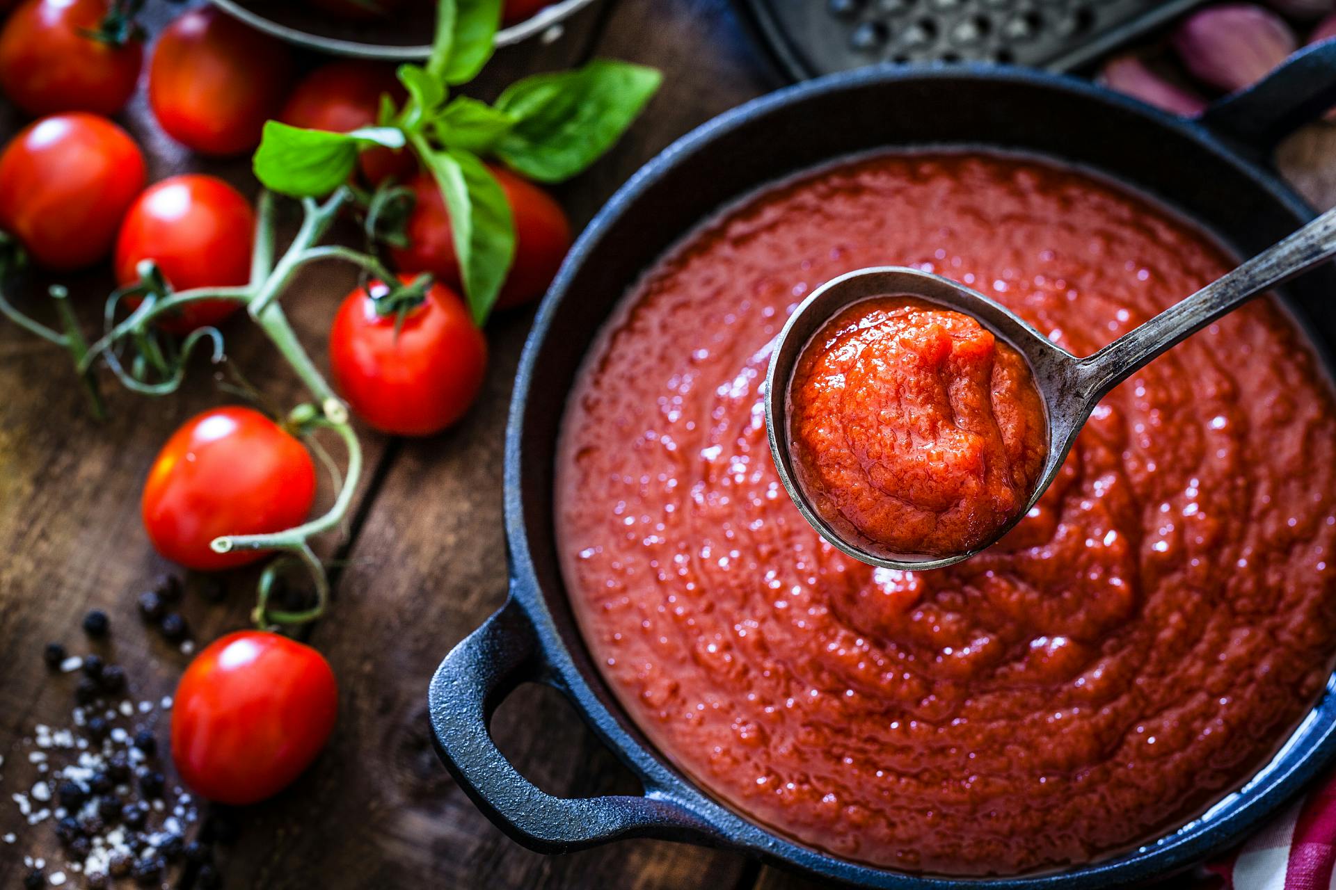 Zomerse tomatensaus in pot