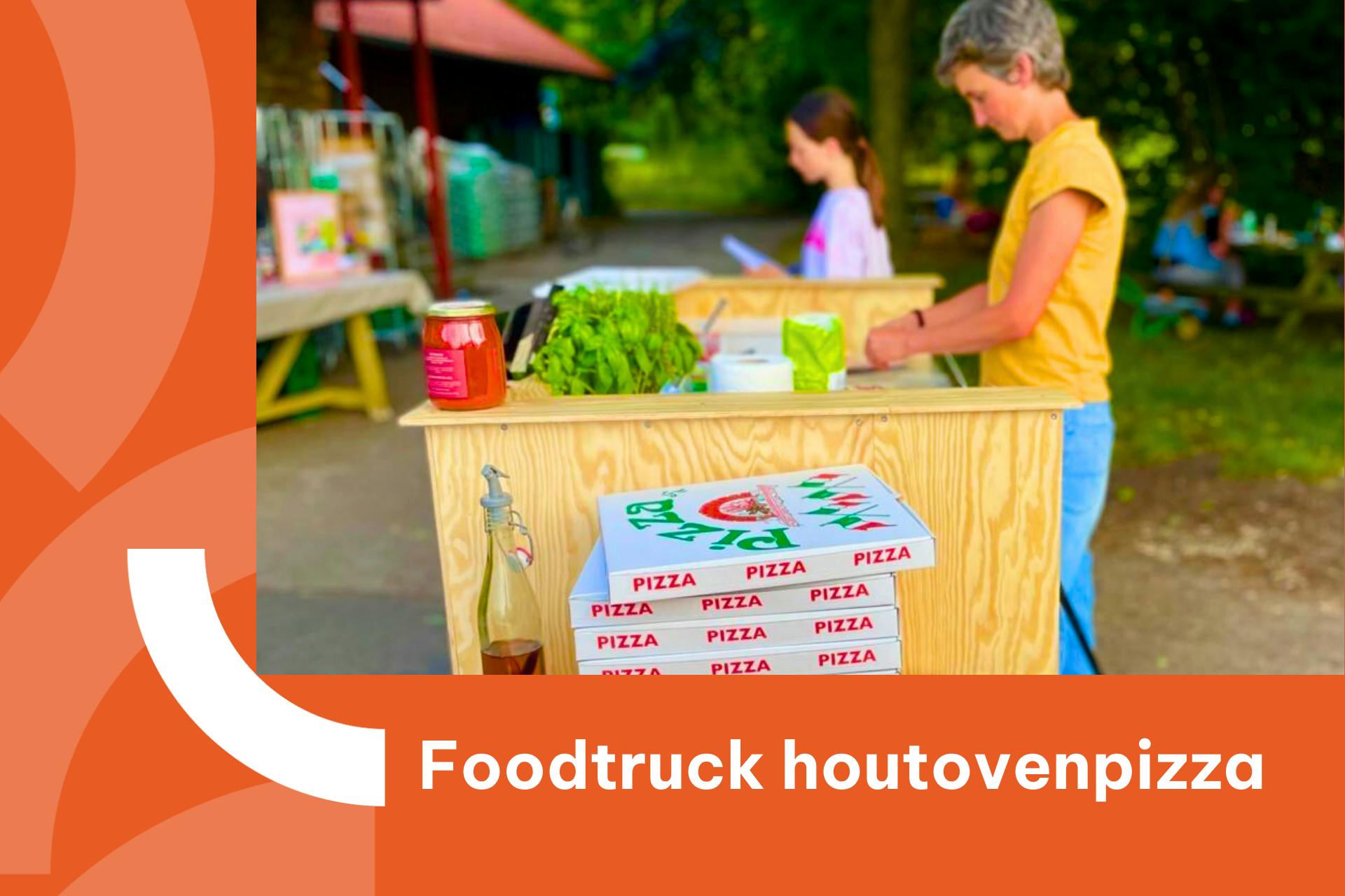 Foto van Tom en zijn Maten, vrouw die houtovenpizza's bereidt