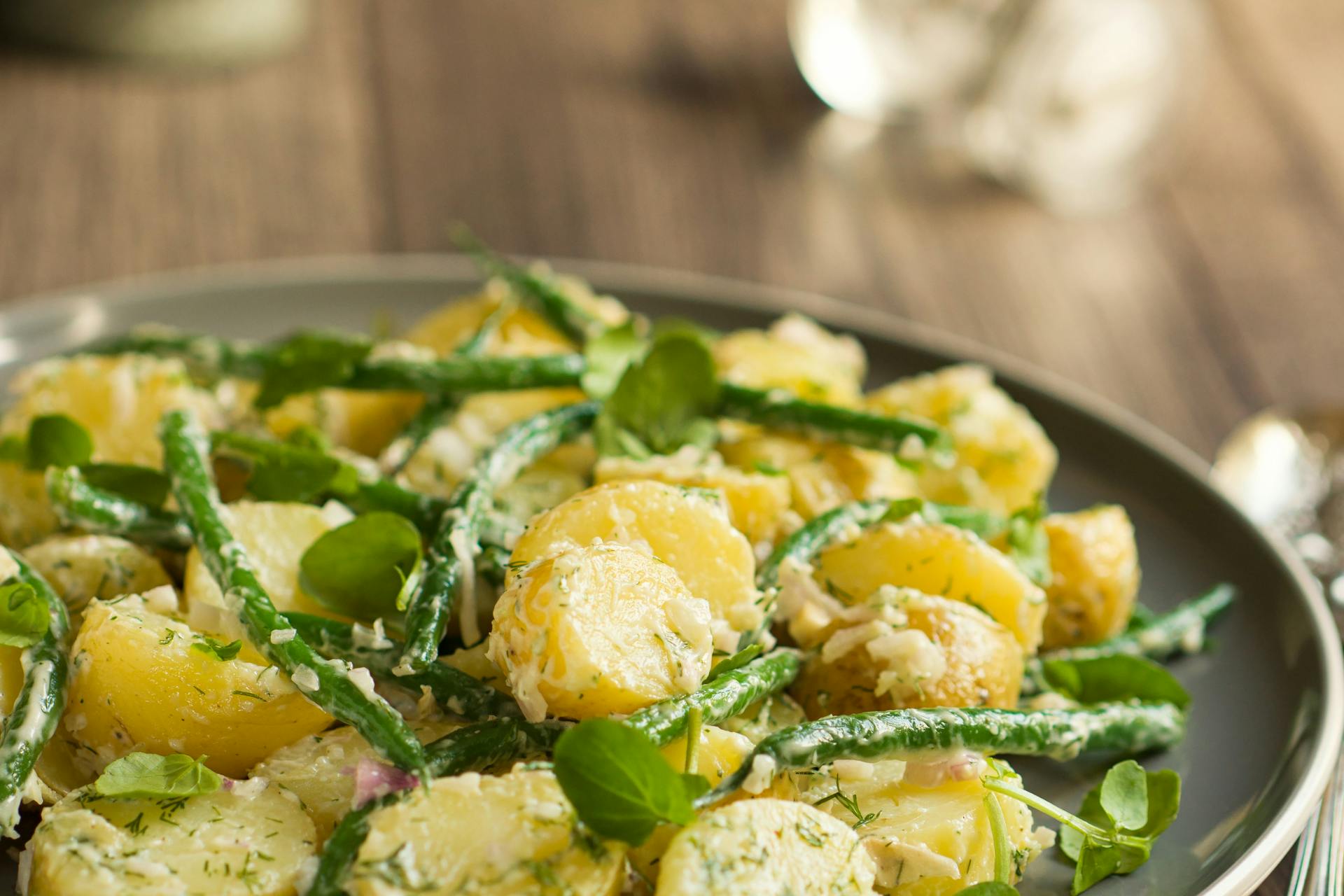 Bord met aardappel bonen salade
