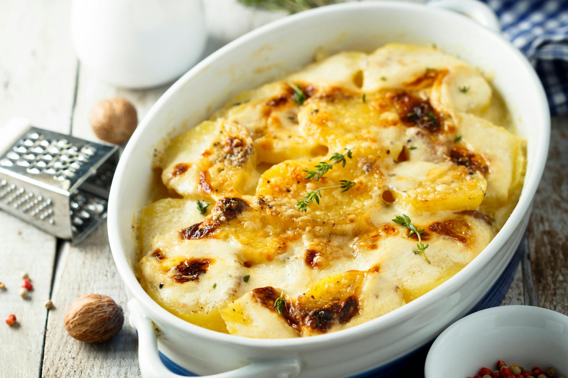 Ovenschaal met gratin net uit de oven