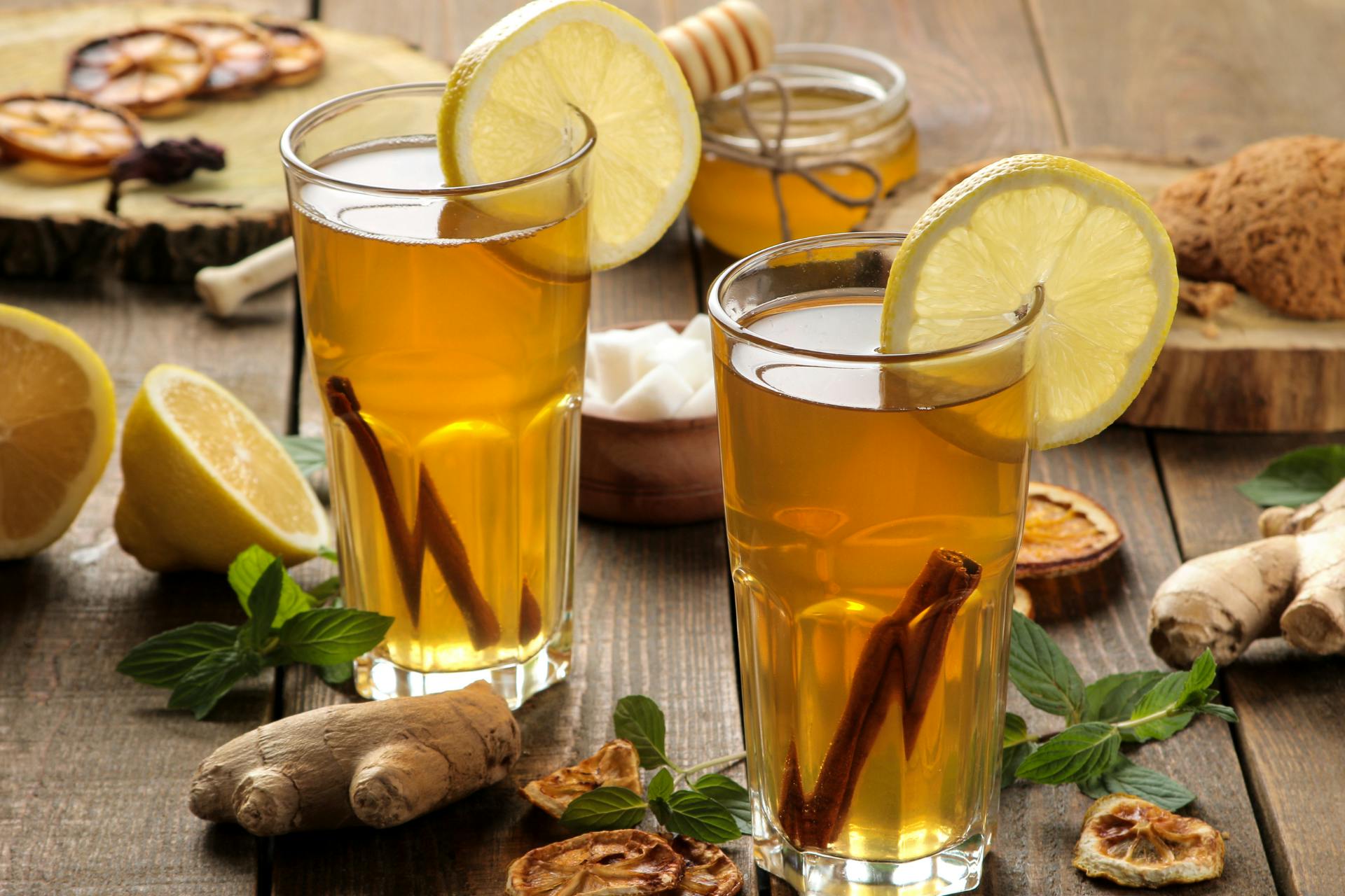 2 glazen  met mocktails afgewerkt met kaneel  en limoen