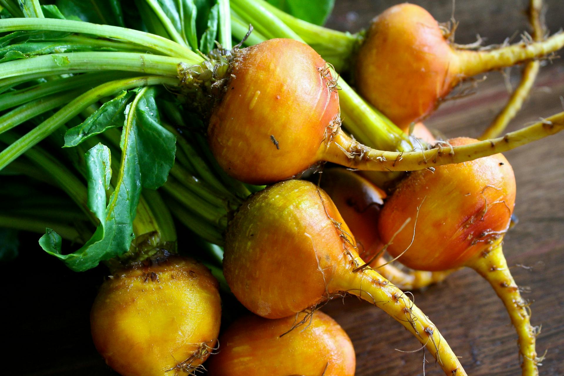 Gele bieten op houten tafel
