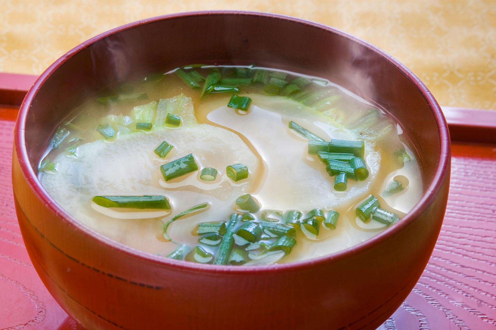 Rode kom met dampende misosoep