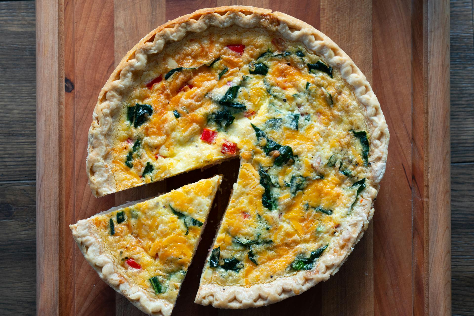 Quiche op houten plank