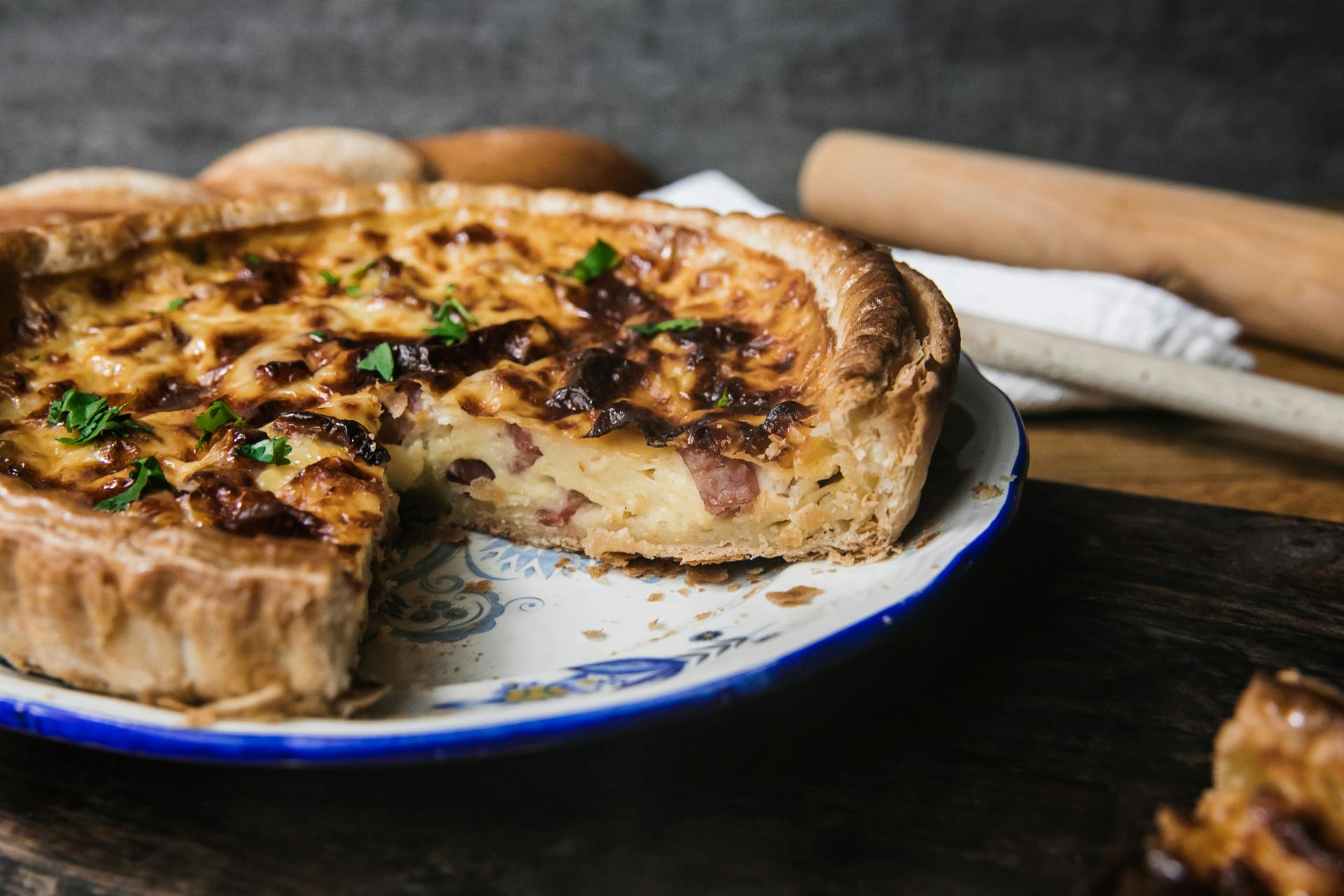 Bord met quiche waar een stuk uit is genomen