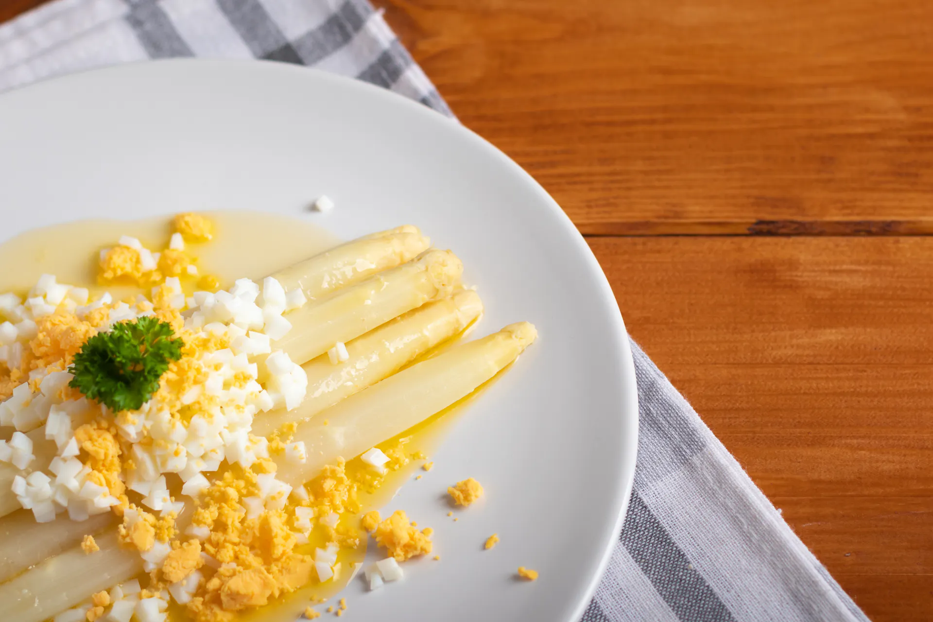 Bord met asperges en ei