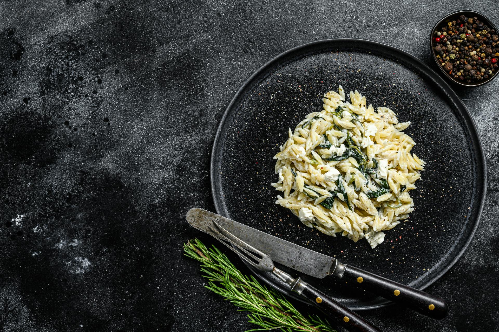 Zwart bord met orzo