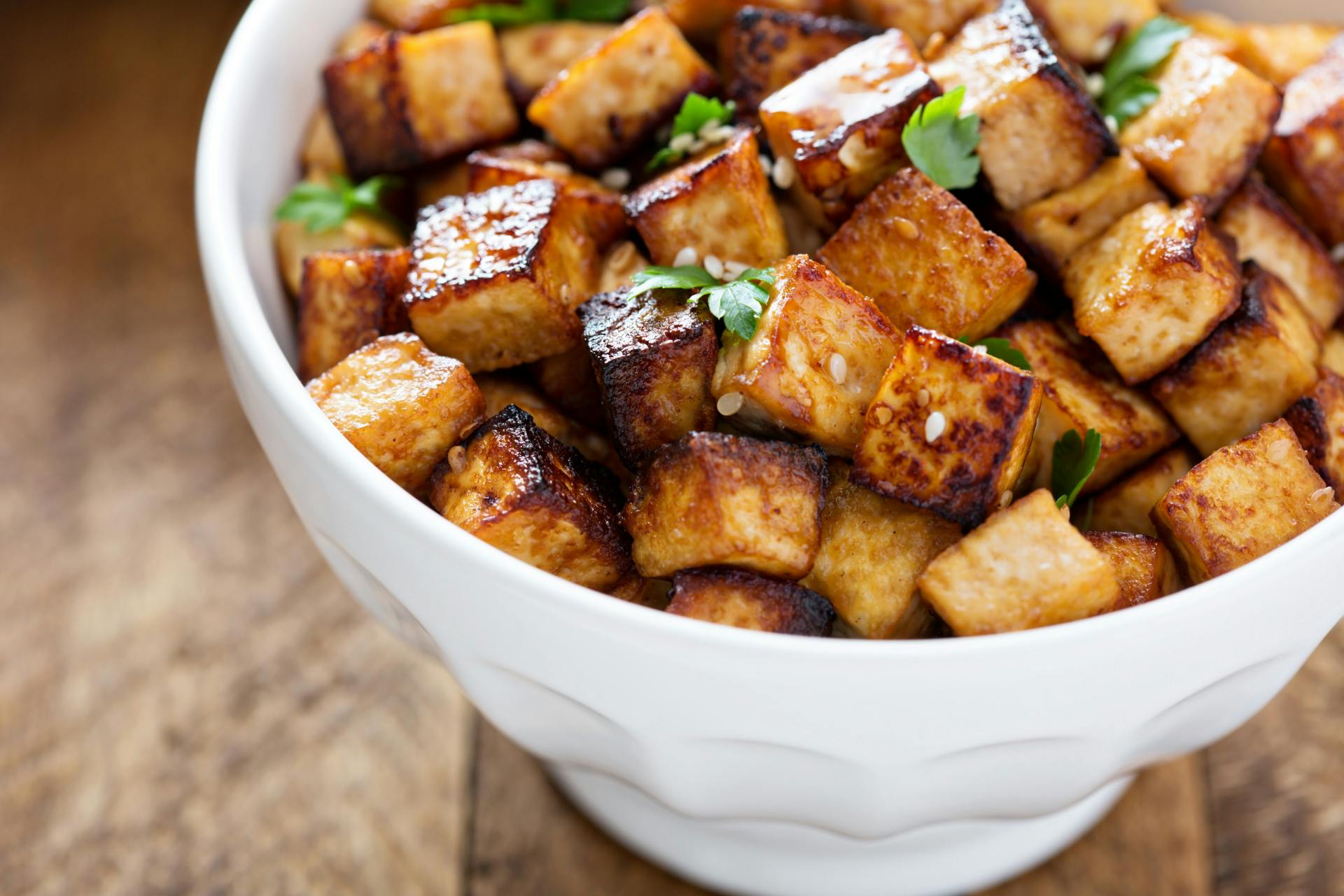 Witte kom met gemarineerde tofu