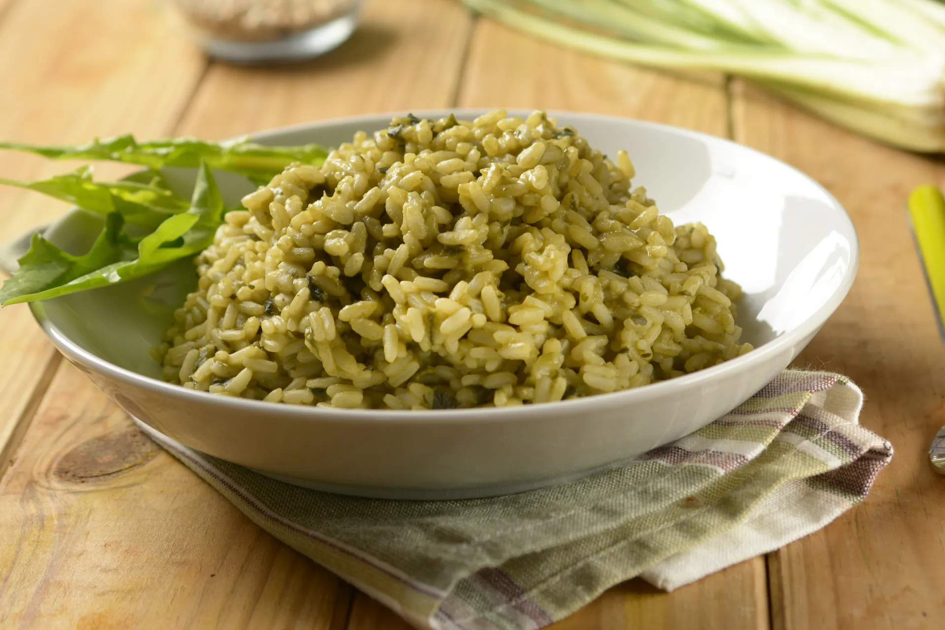 Bord met grote portie risotto met groenlof