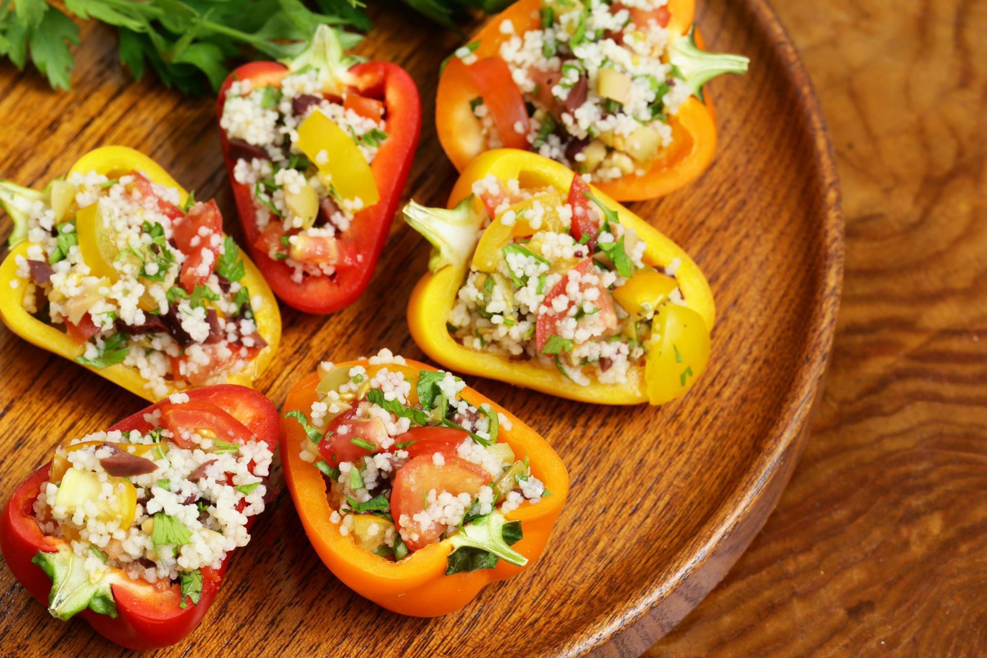 Gevulde kleurrijke paprika's met couscous