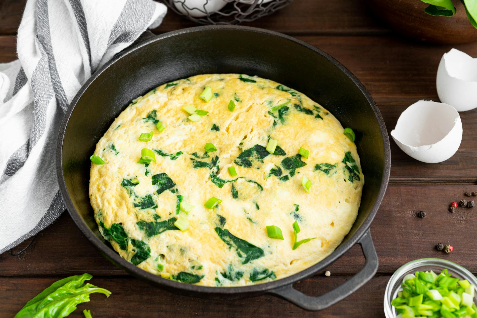 Pan met omelet en lente-ui