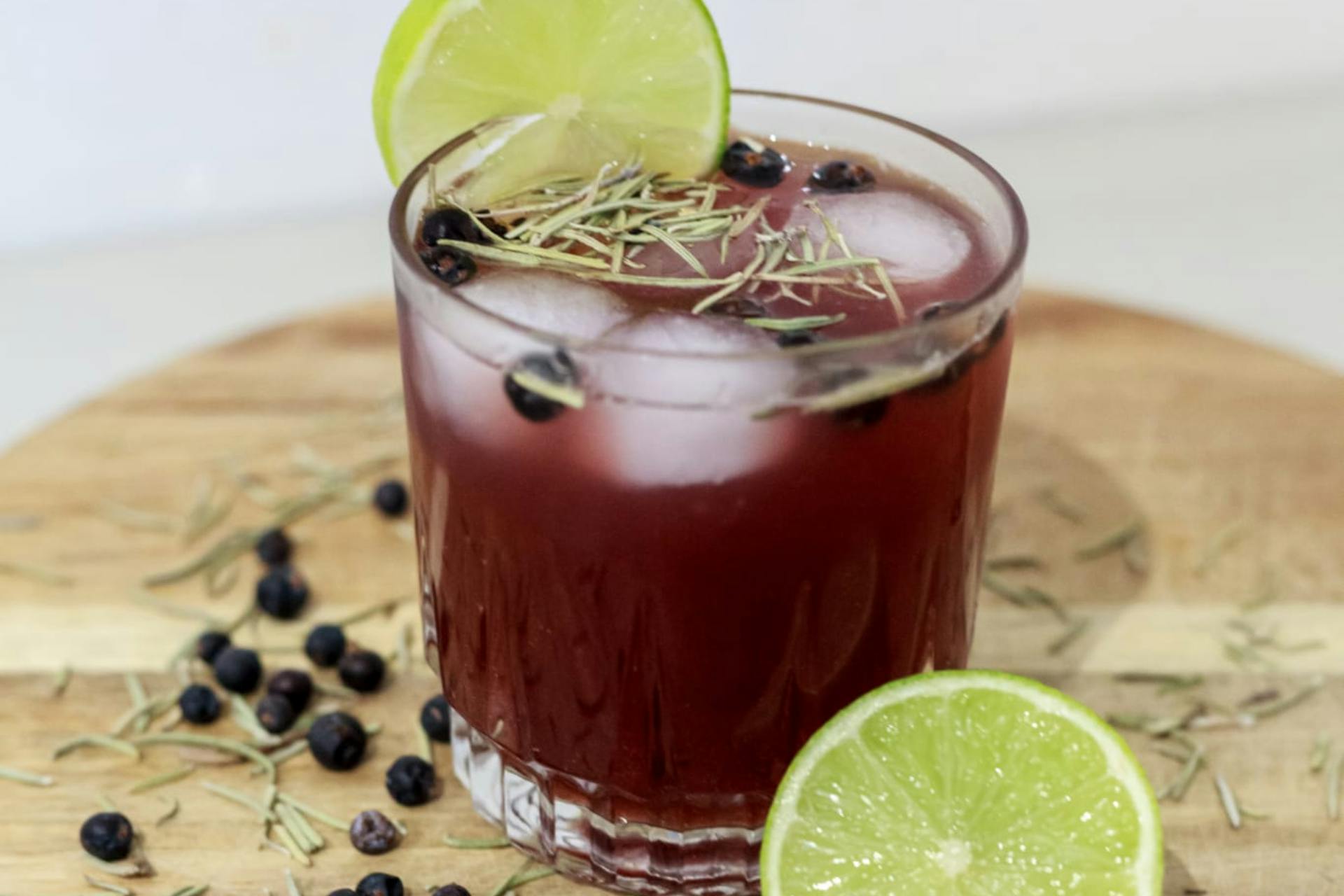 Mocktail afgewerkt met limoen en rozemarijn