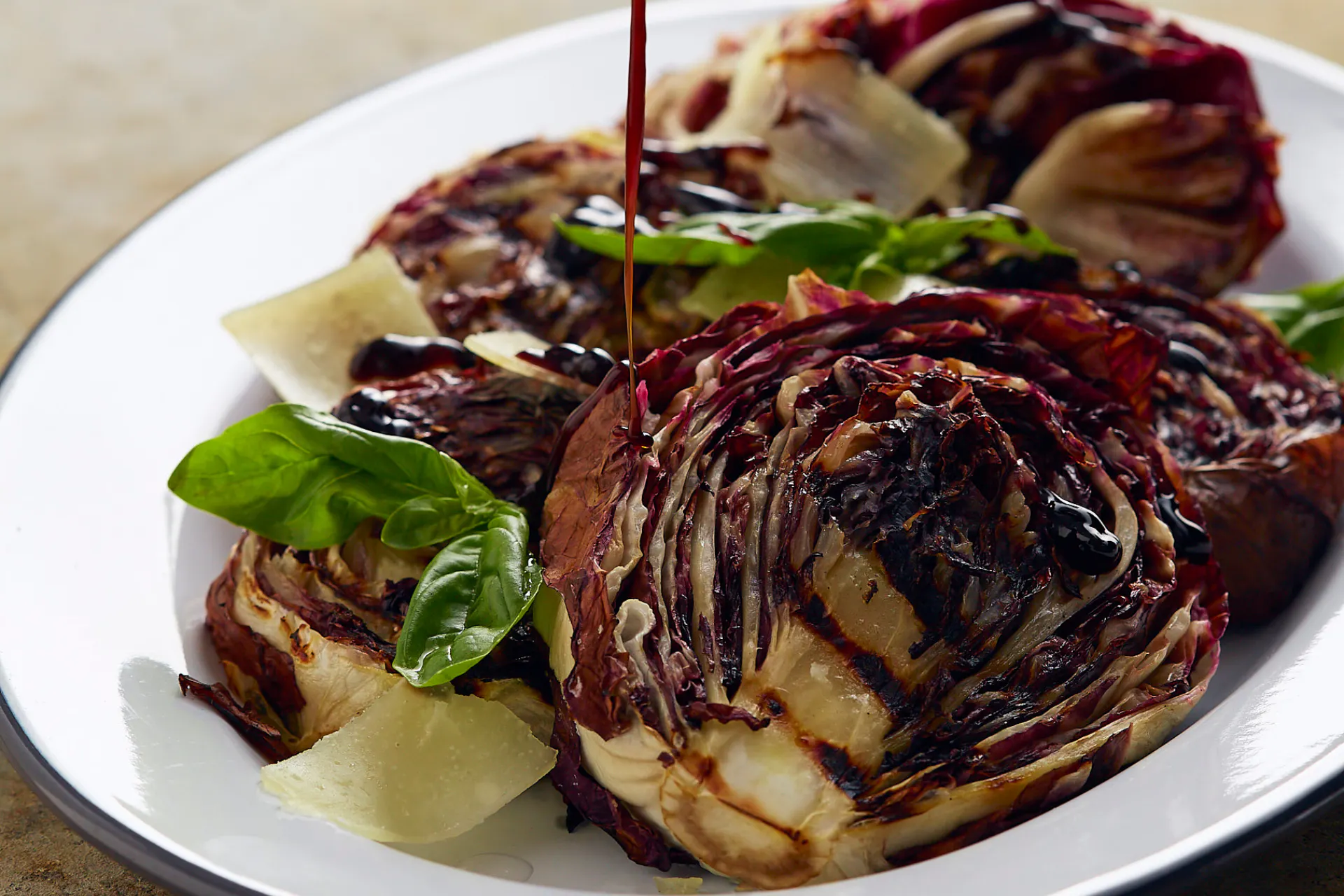 gegrilde radicchio op bord