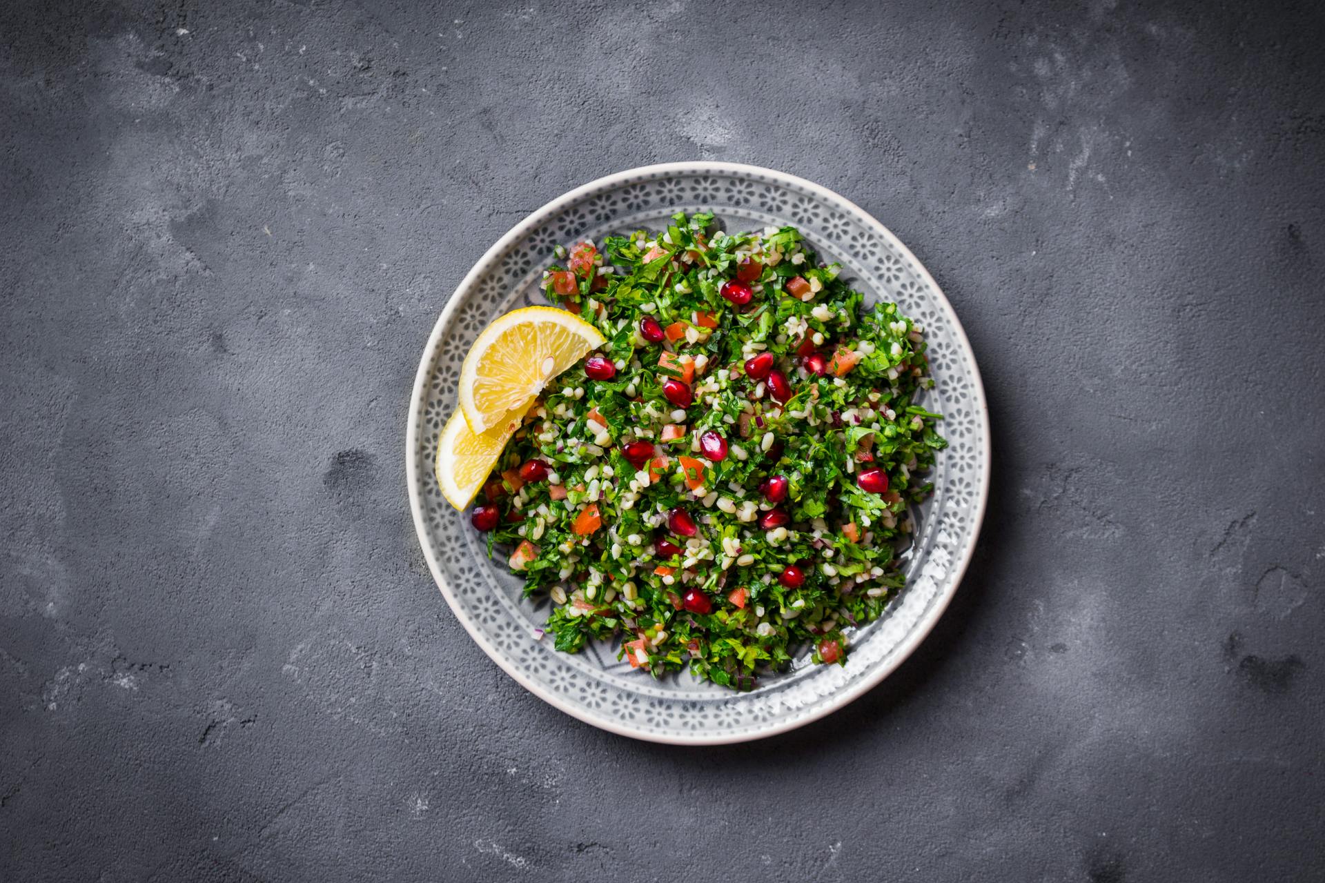 Bord met bulghursalade met bleekselderij en granaatappel