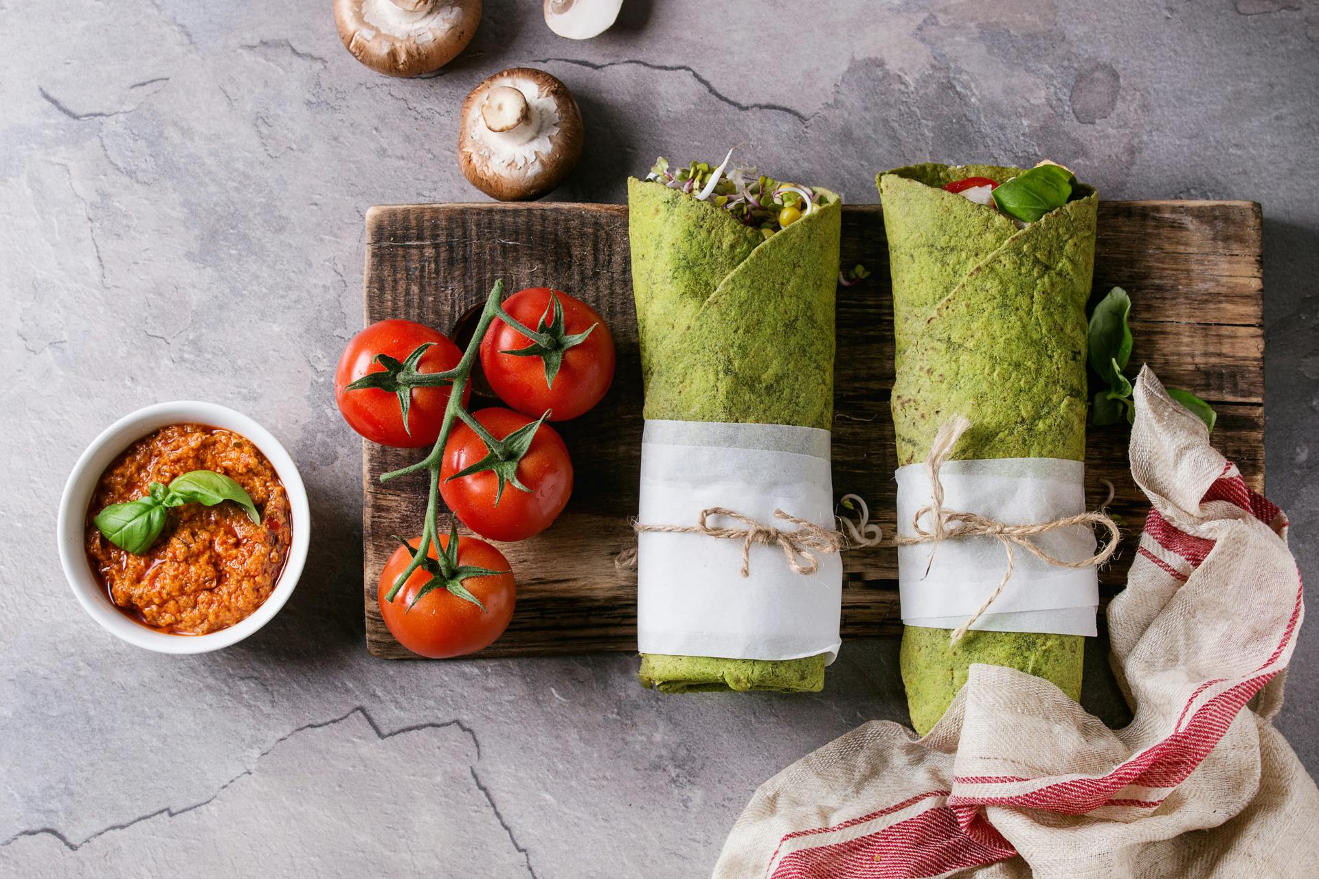 groene spinazie wraps op houten plank