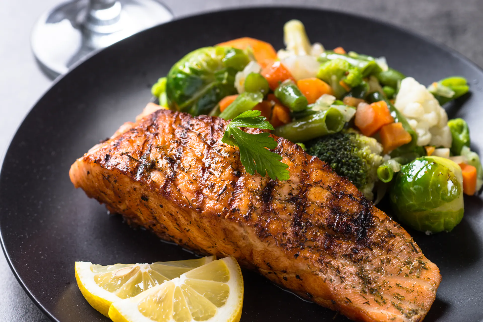 Gekaramelliseerde zalm met zomersalade