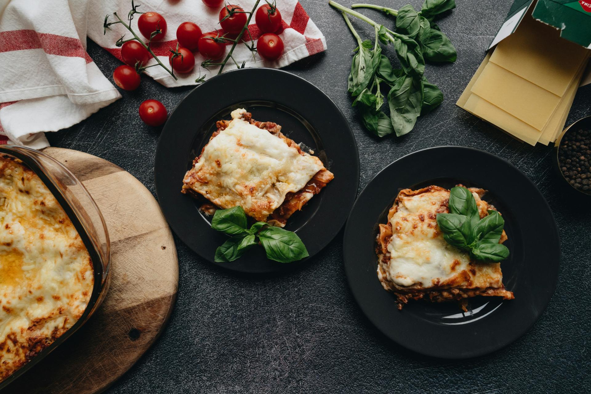 2 bordjes met lasagne 