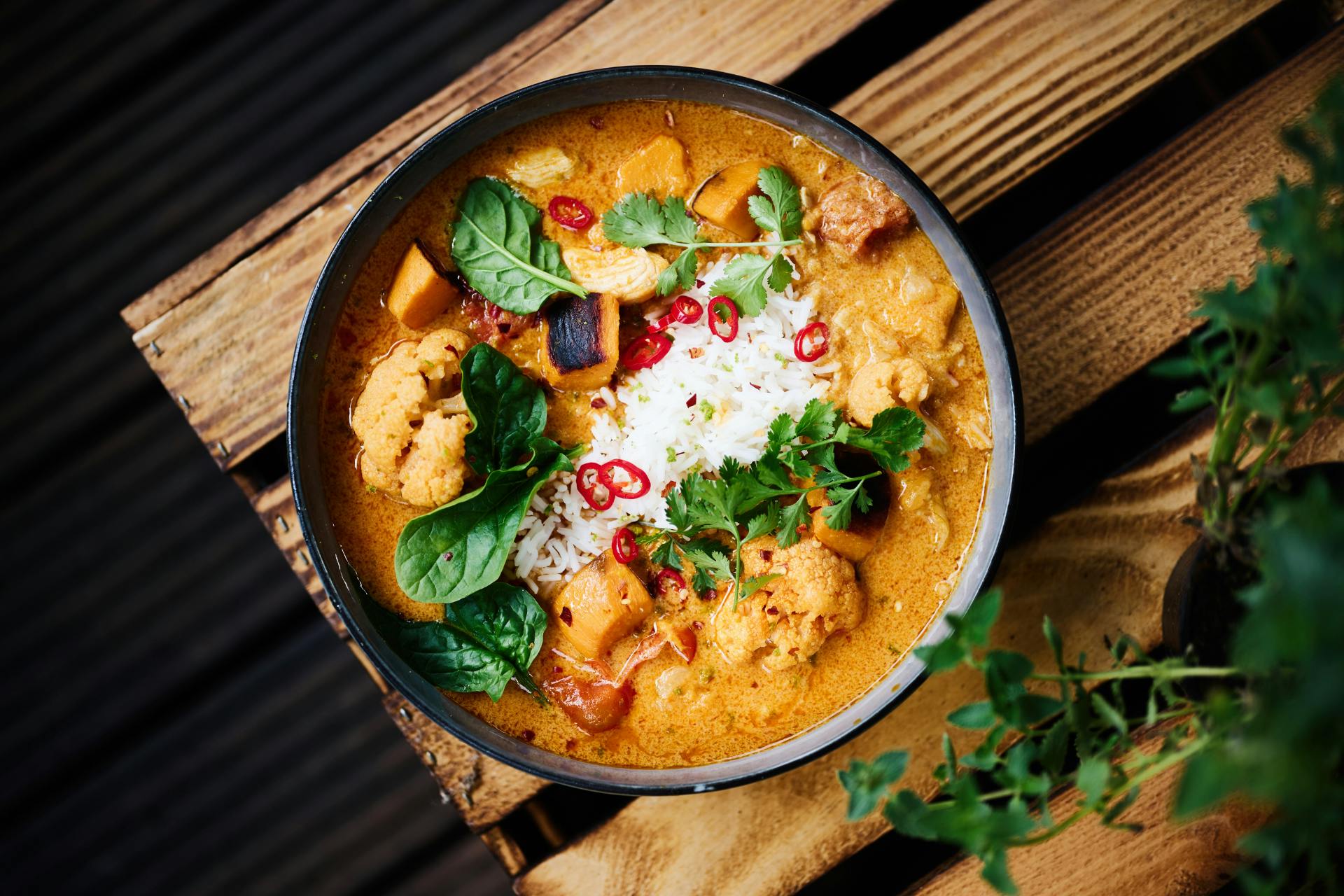 Kom met curry groenteschotel met gember-kokossaus