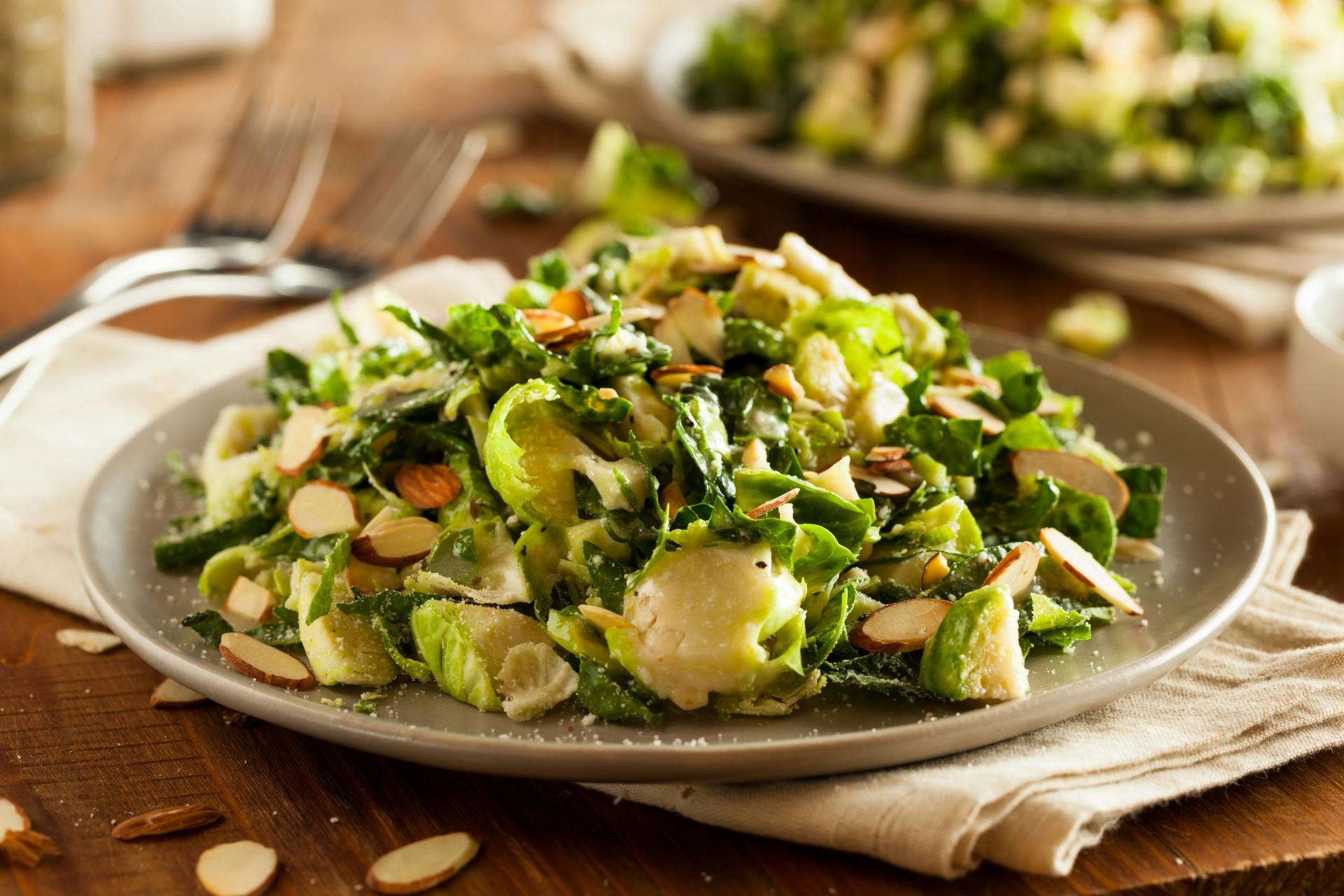 Bord met winterse salade met spruitjes
