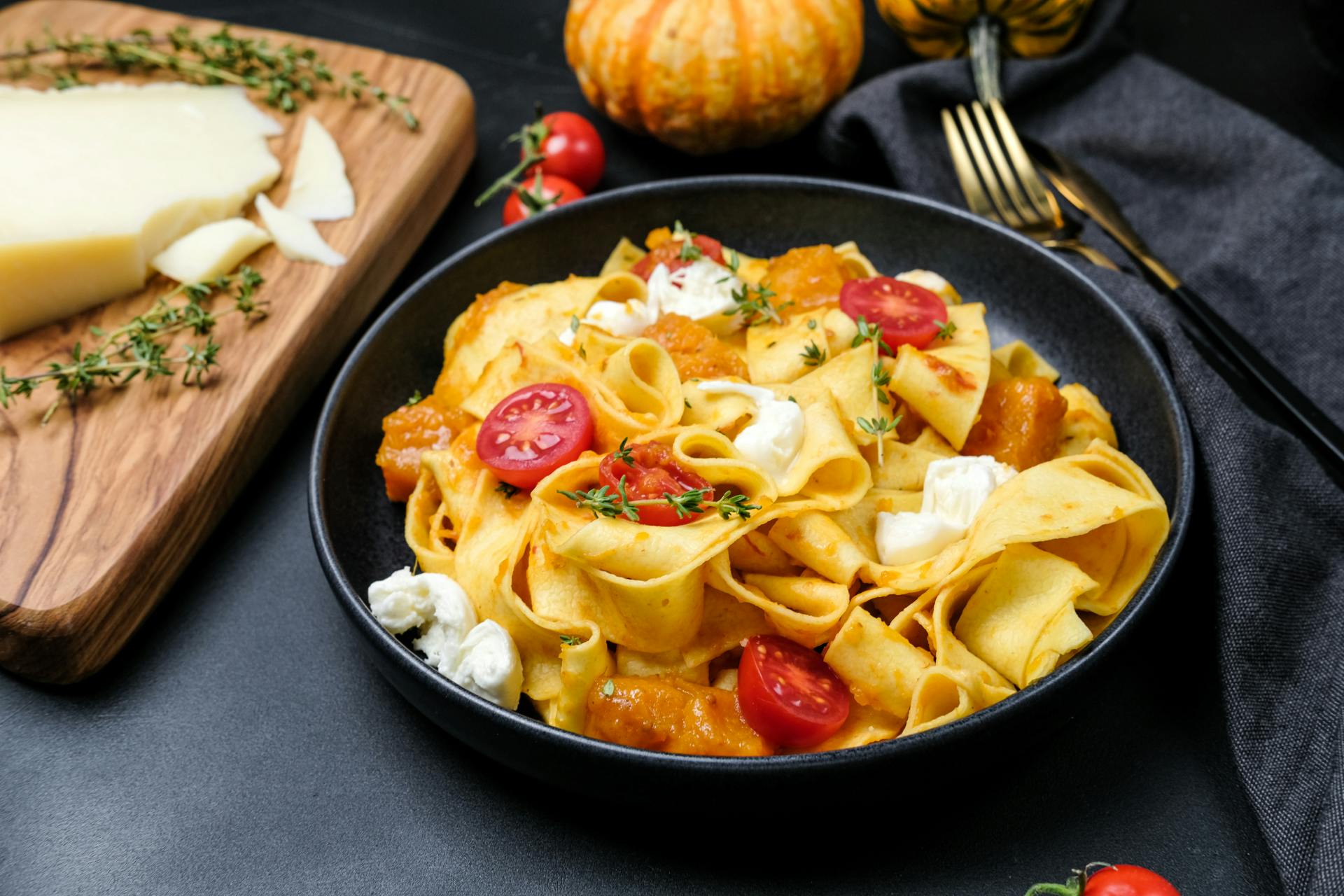 Een pasta met pompoen en tomaatjes