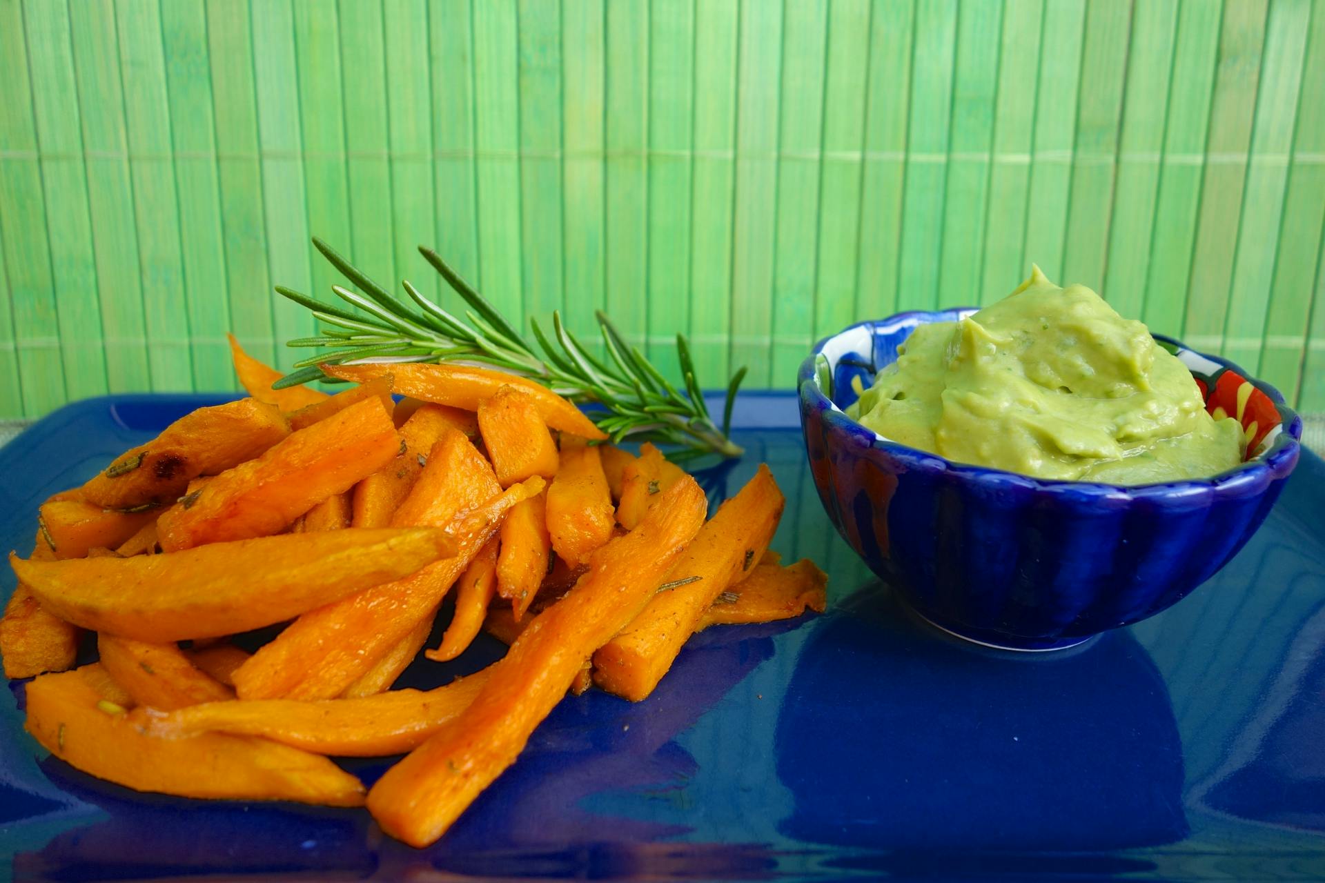 Pompoenfriet met feta-avocado dip op blauwe plateau