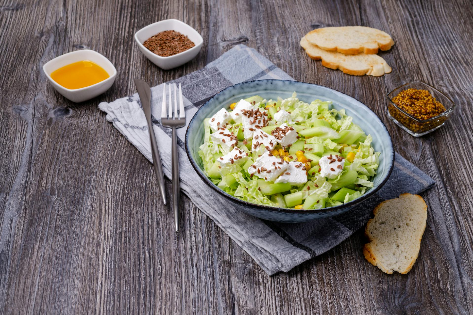 Bord met seldersalade