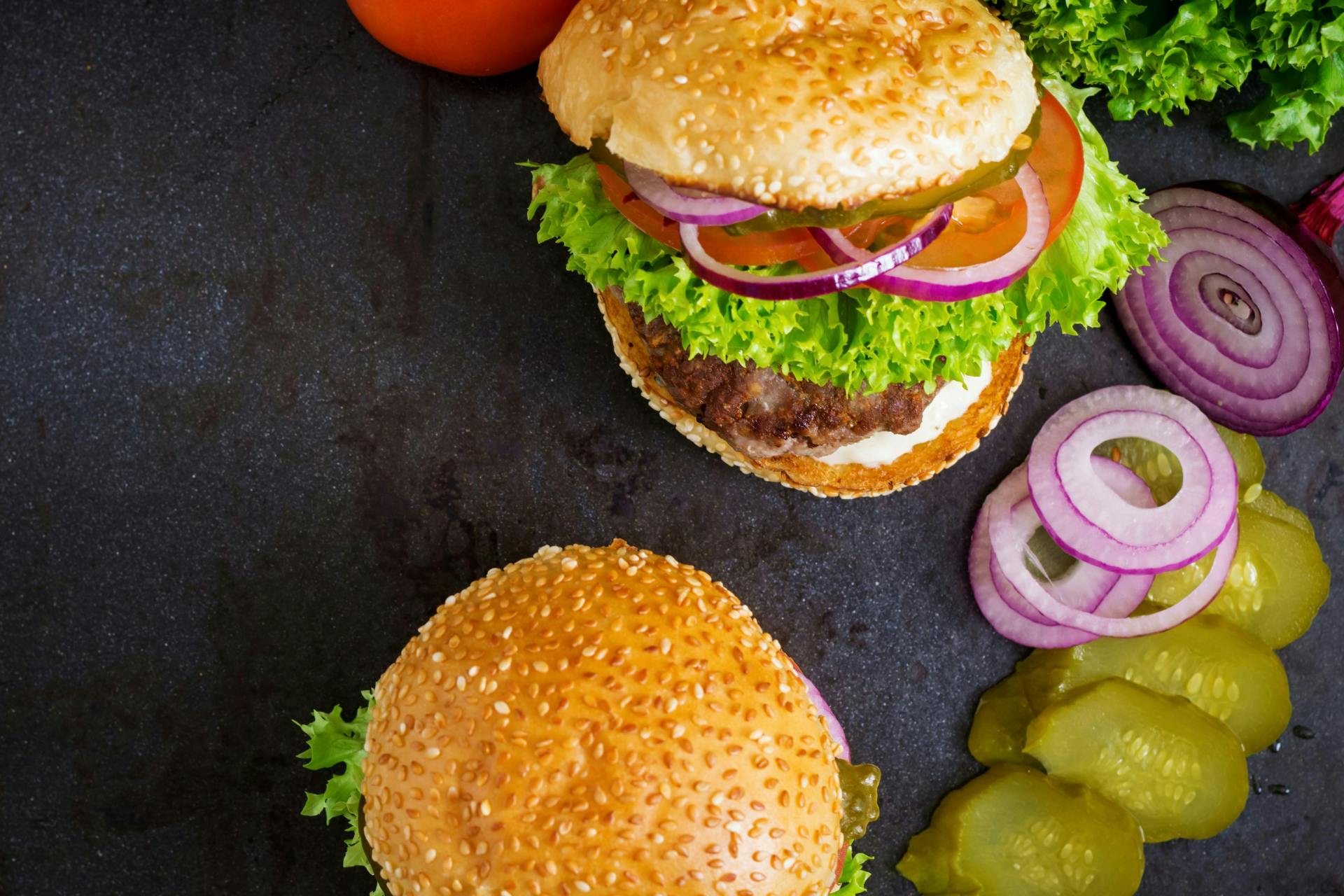 Vegetarische hamburger met veel groentjes 