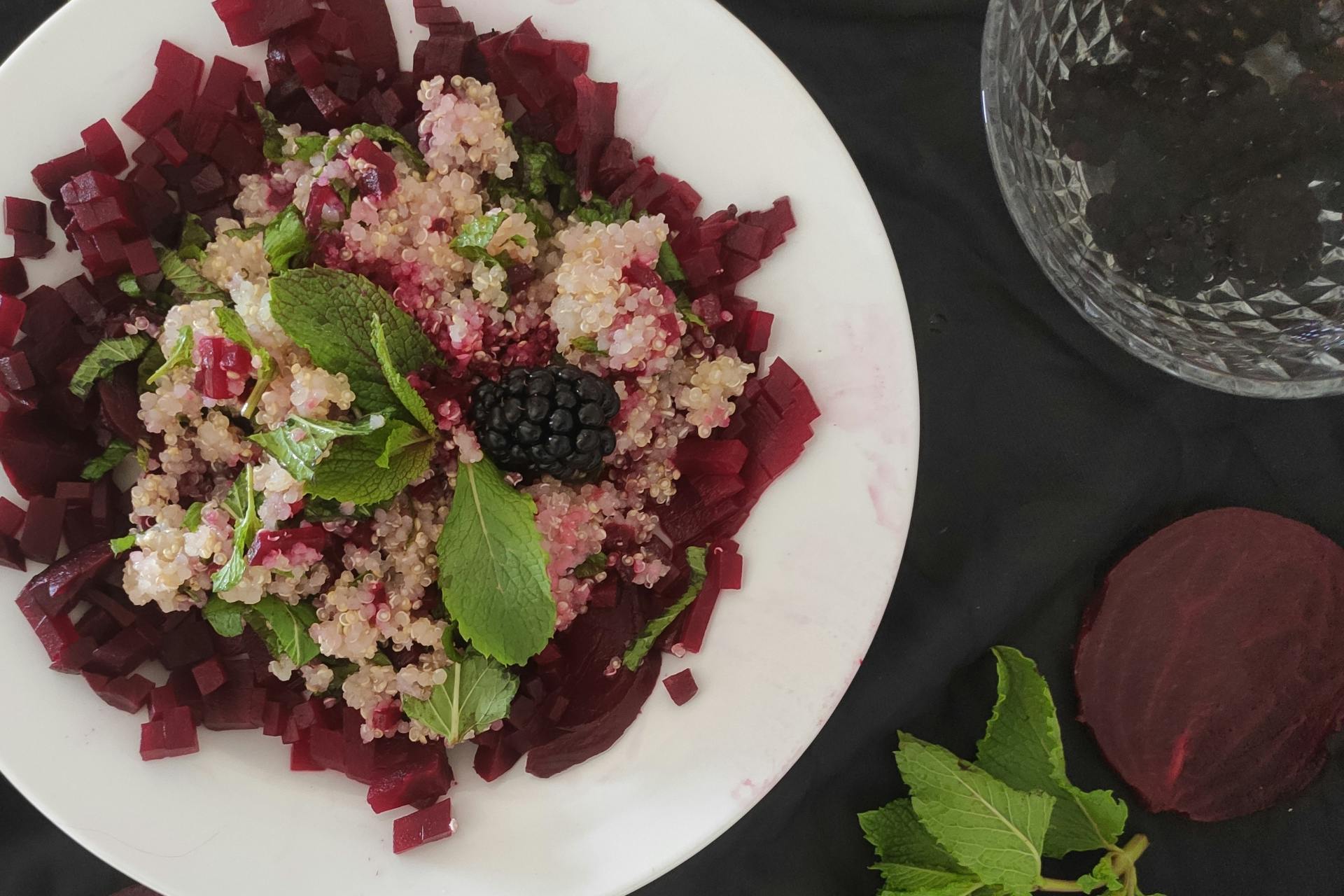 Bord met bieten-quinoa salade met appelsien