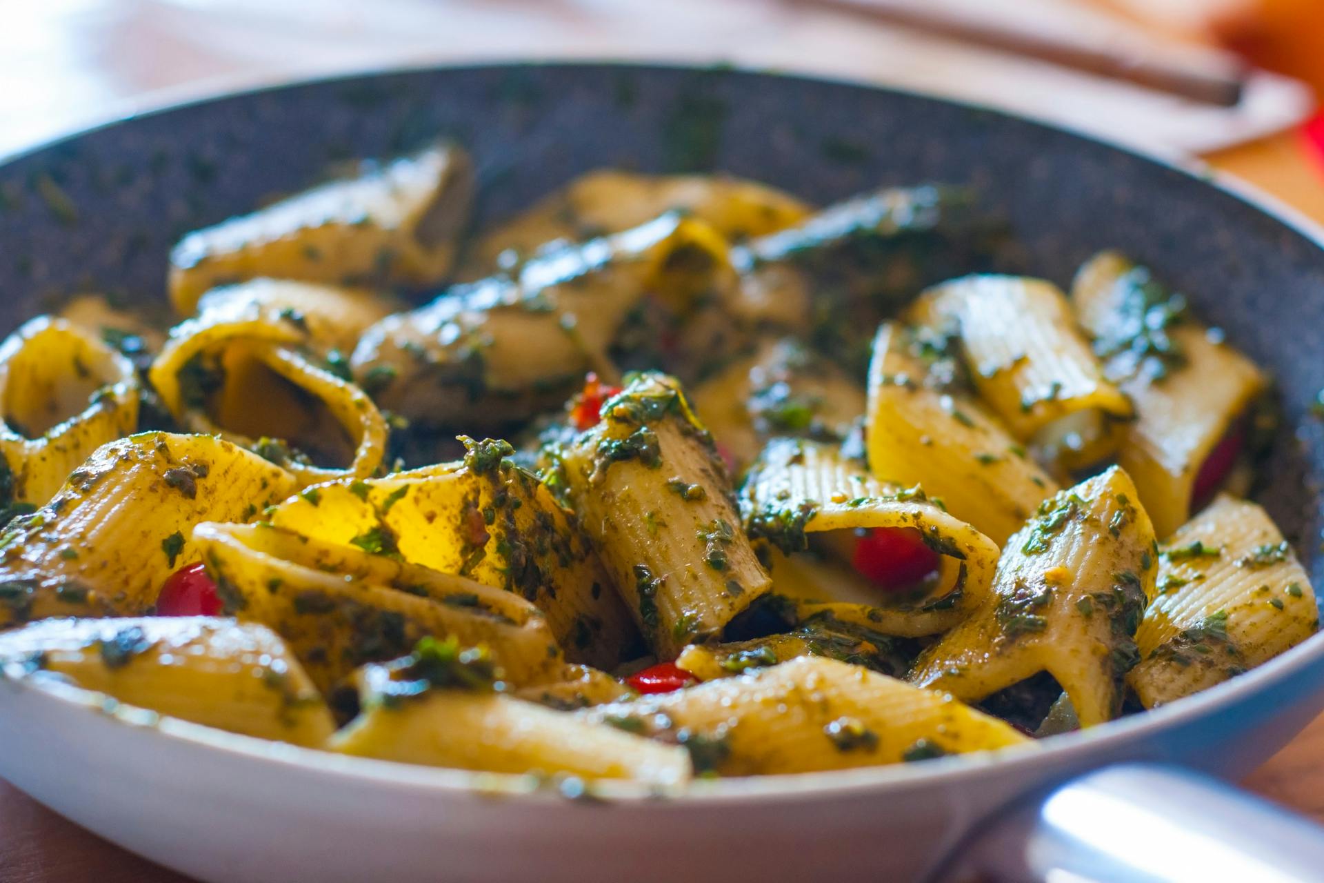Penne met geroosterde paprika en peterseliepesto