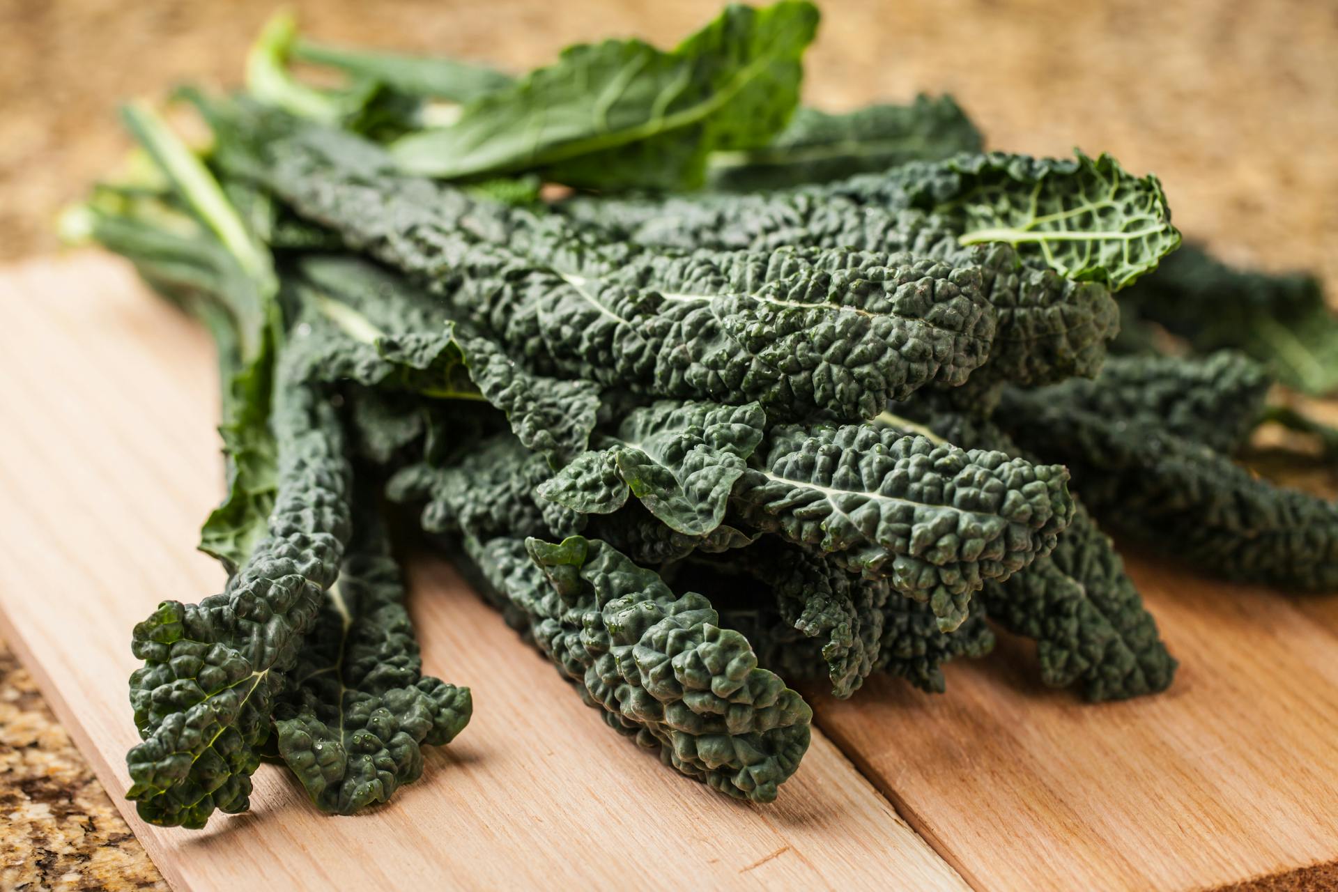 Verse palmkool op houten snijplank