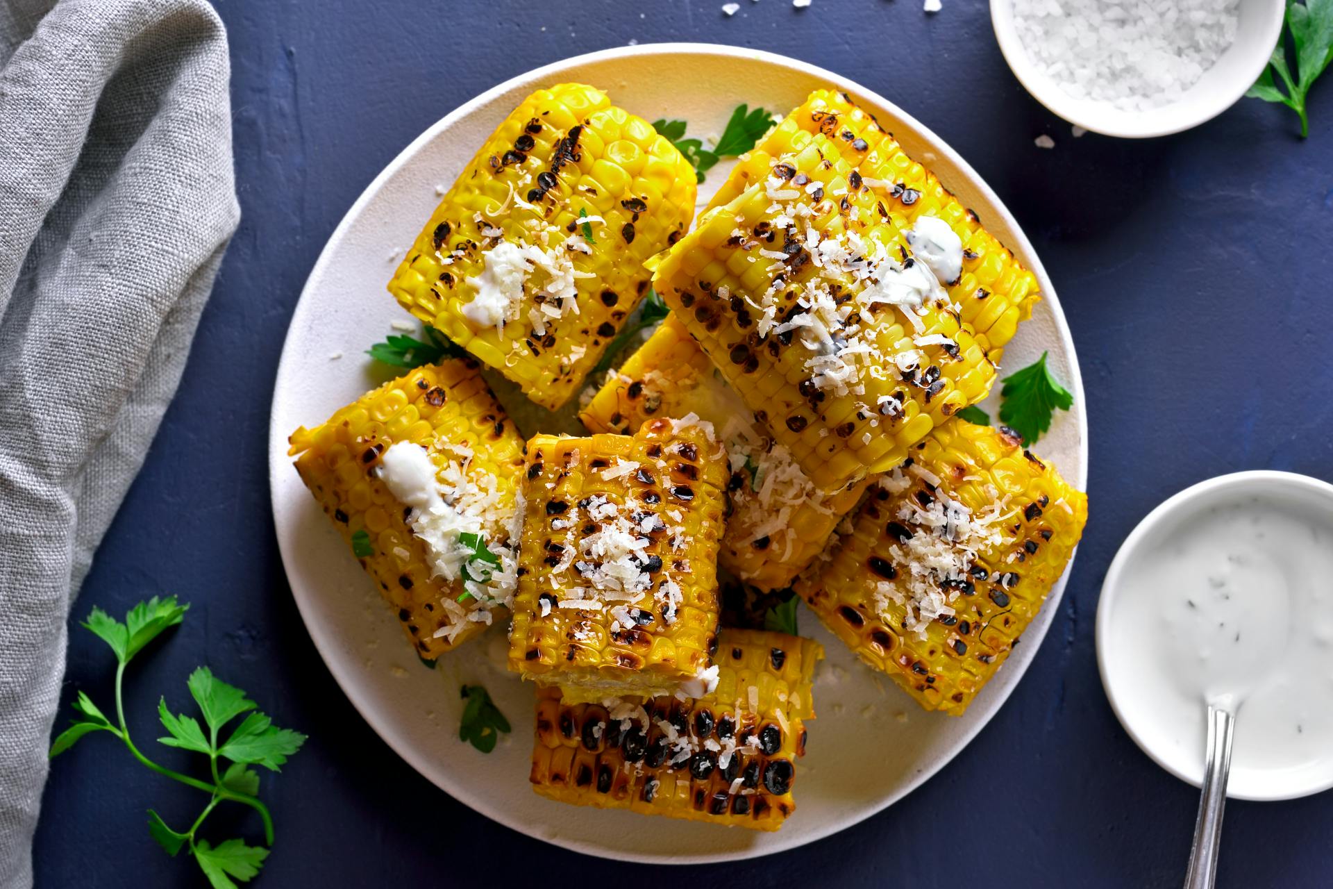 Bord met geroosterde maïs