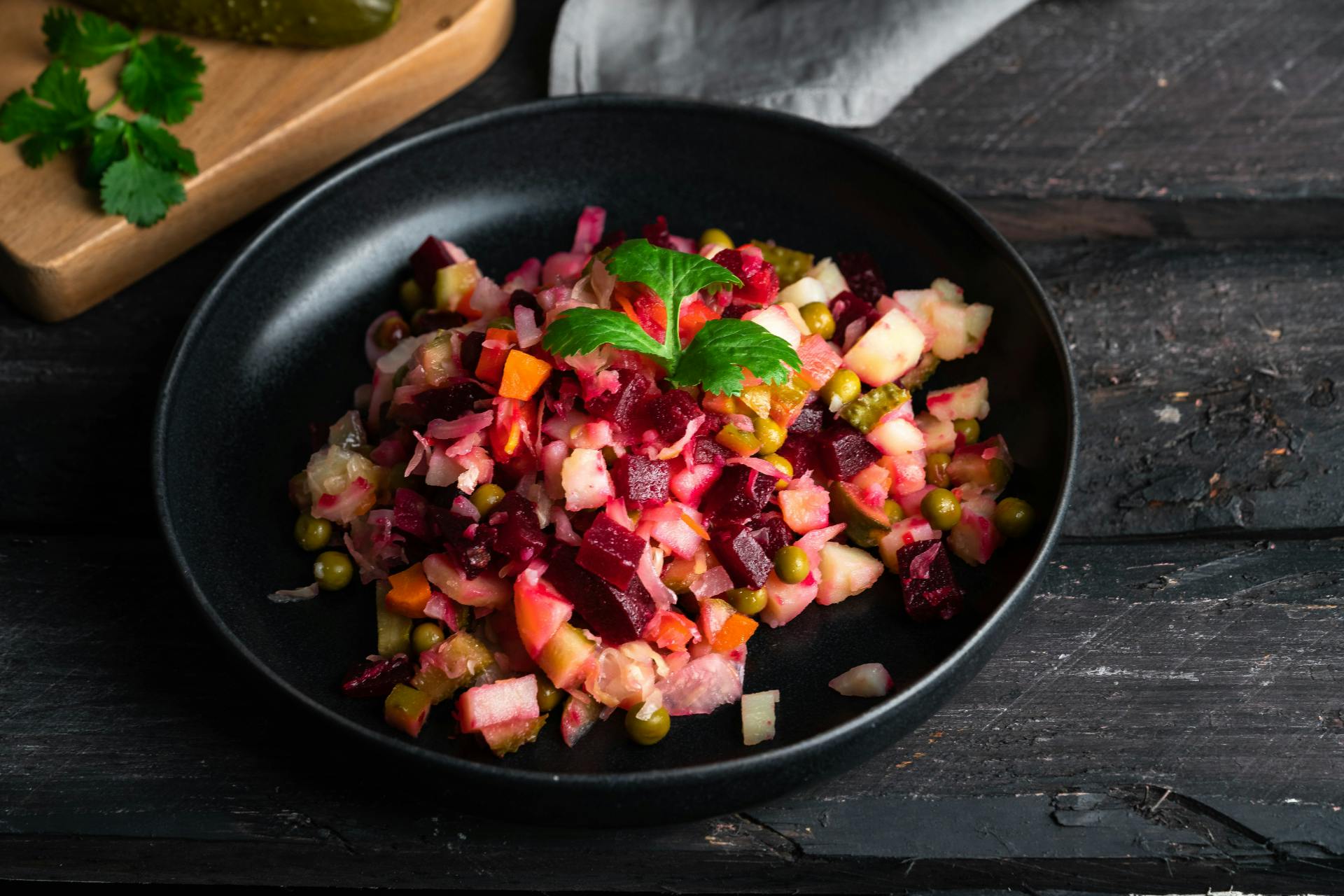 Zwarte kom met komkommer-mango-rode biet salade