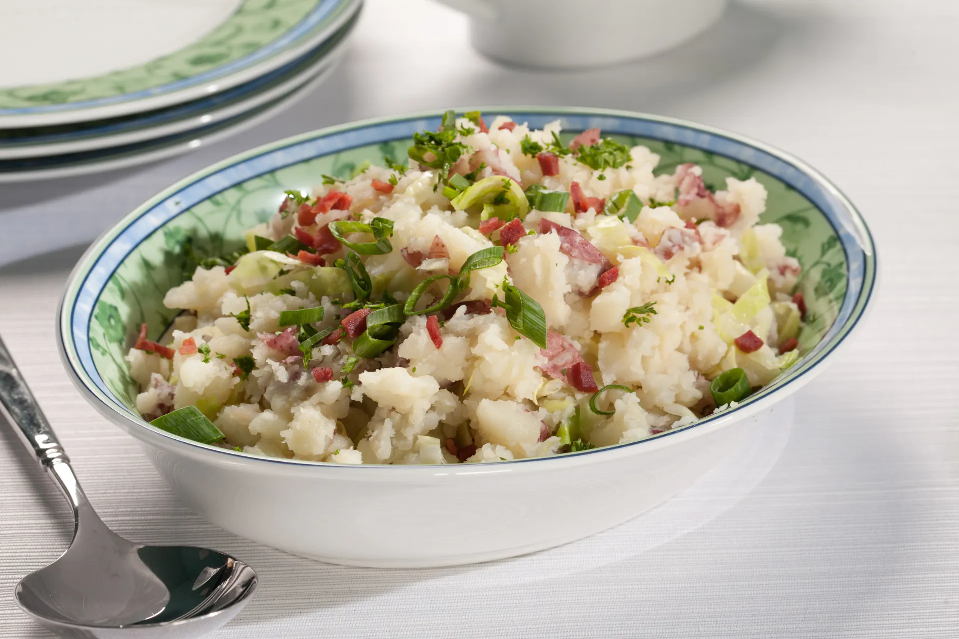 Bord met stamppot met spekblokjes