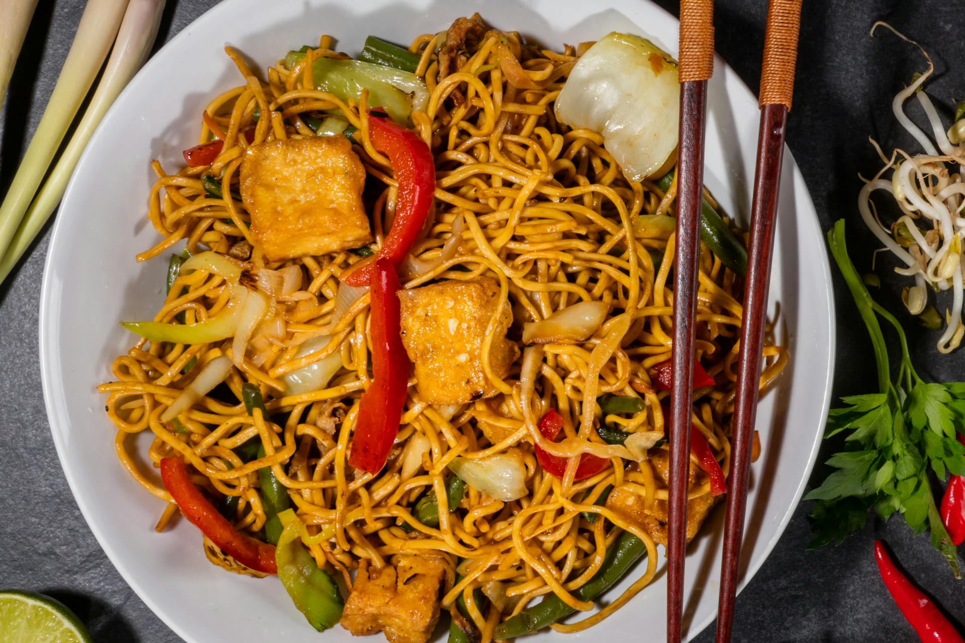 Bord met noodles met tofu en chinese kool