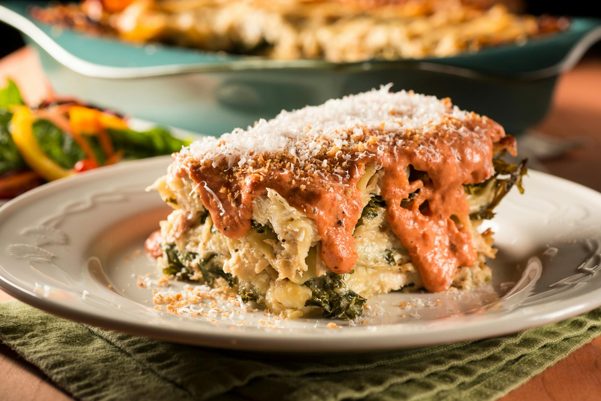 Bord met een stuk boerenkoollasagne