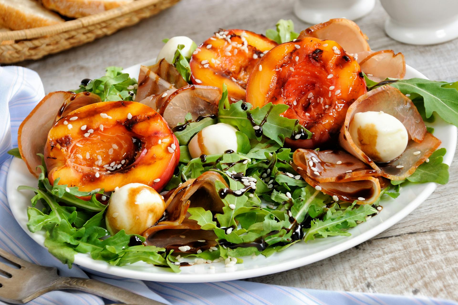 Groen-gele salade met mozarella en walnoten