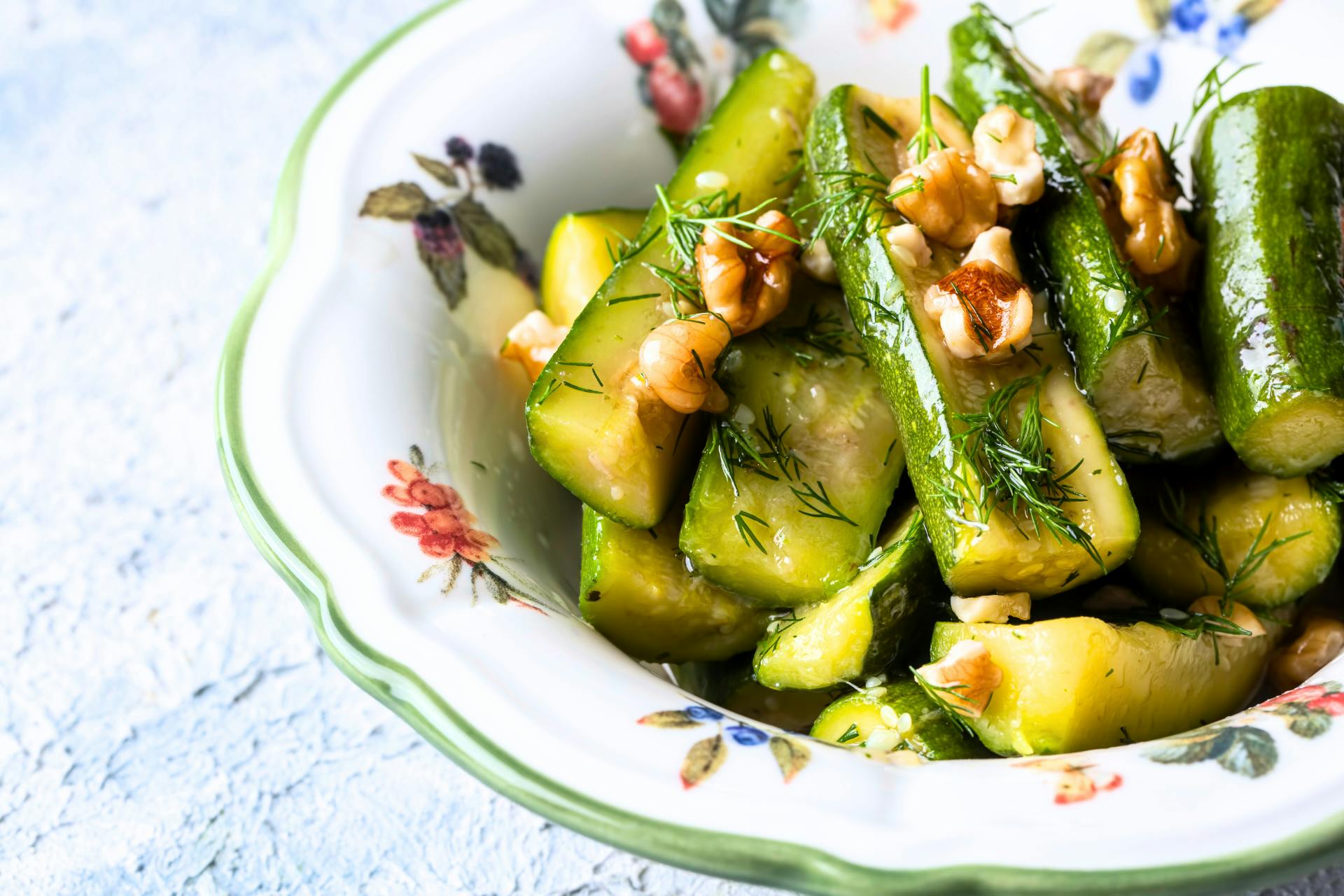Koolrabi-courgettesalade met walnoten