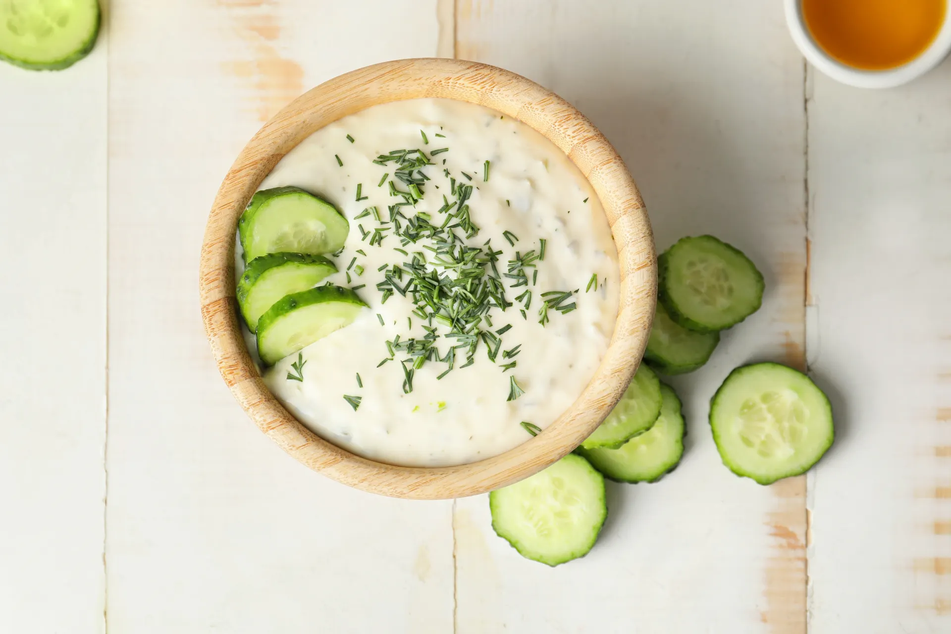 Komkommersoep met yoghurt, afgewerkt met dille