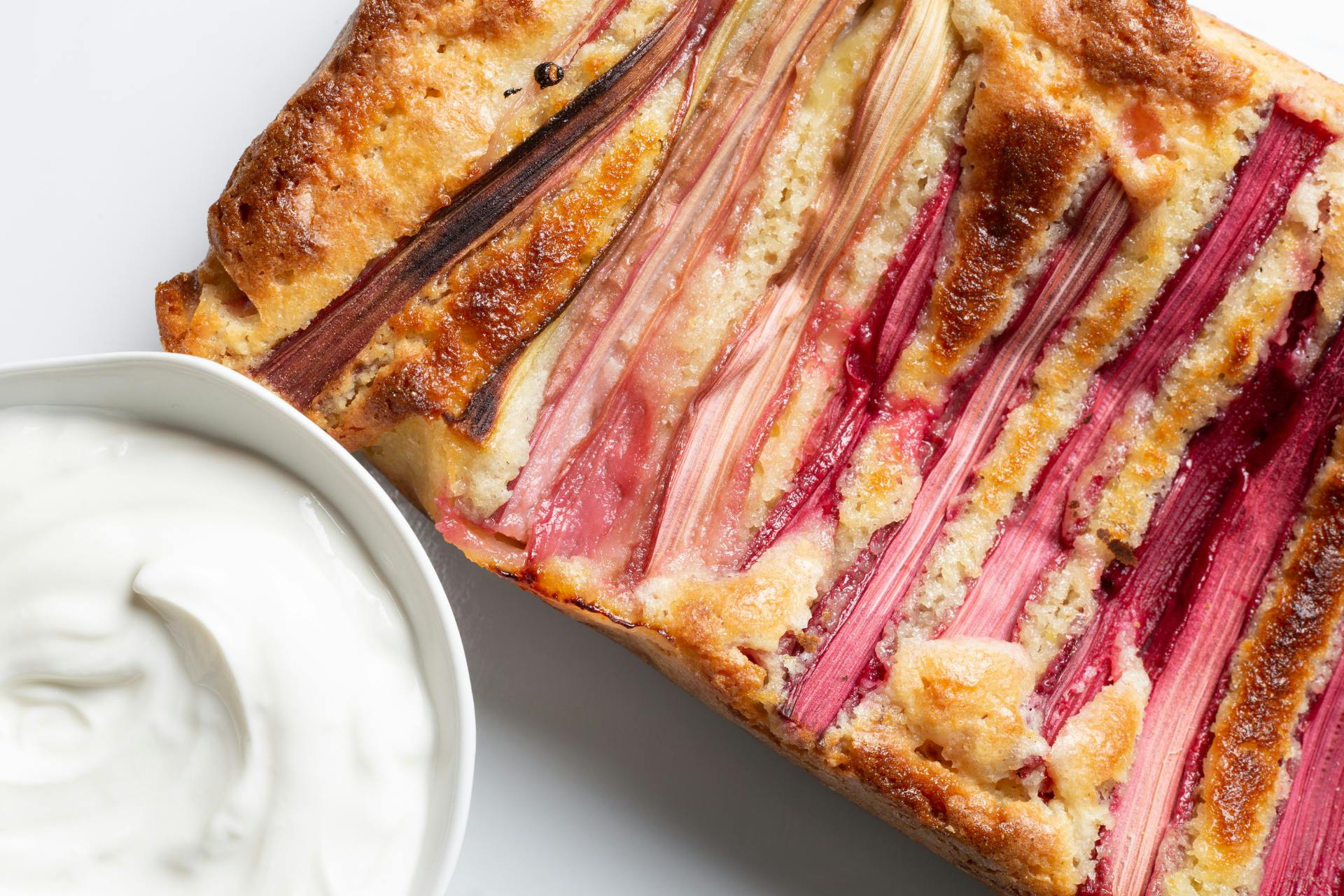 Cake met rabarber en witte chocolade