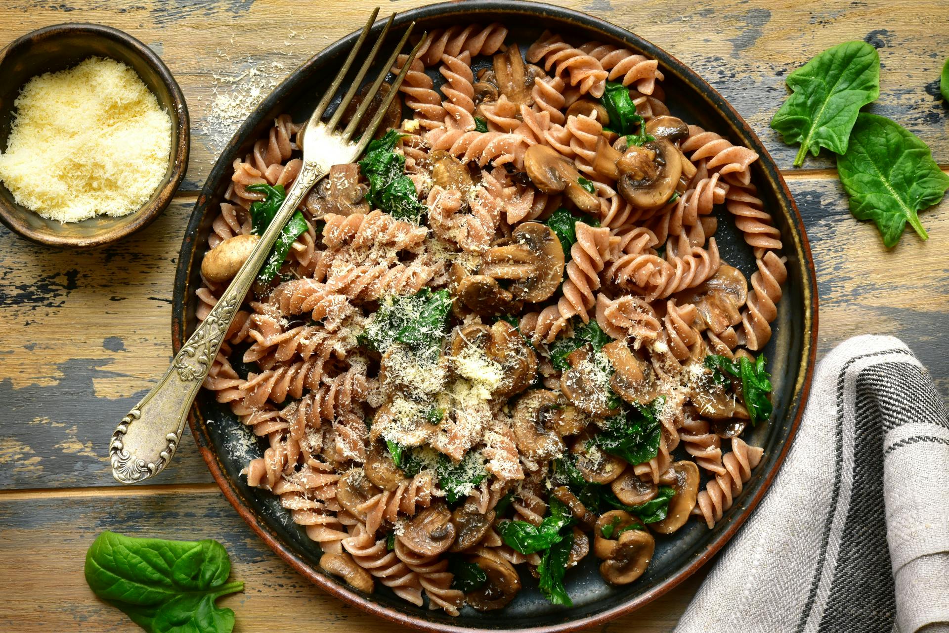 Pastaschotel met paddenstoelen en spinazie