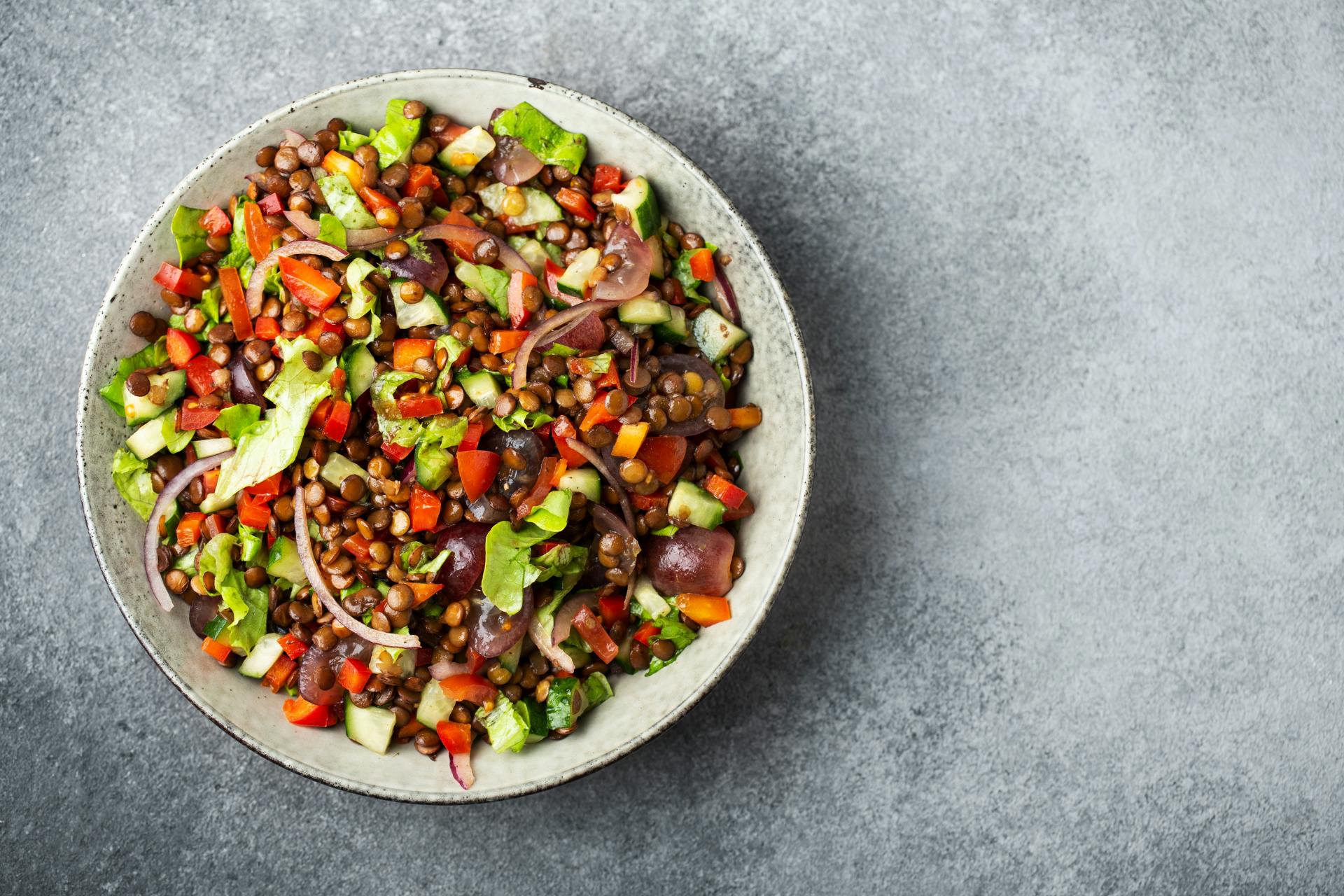Kom met venkel-wortelsalade met linzen