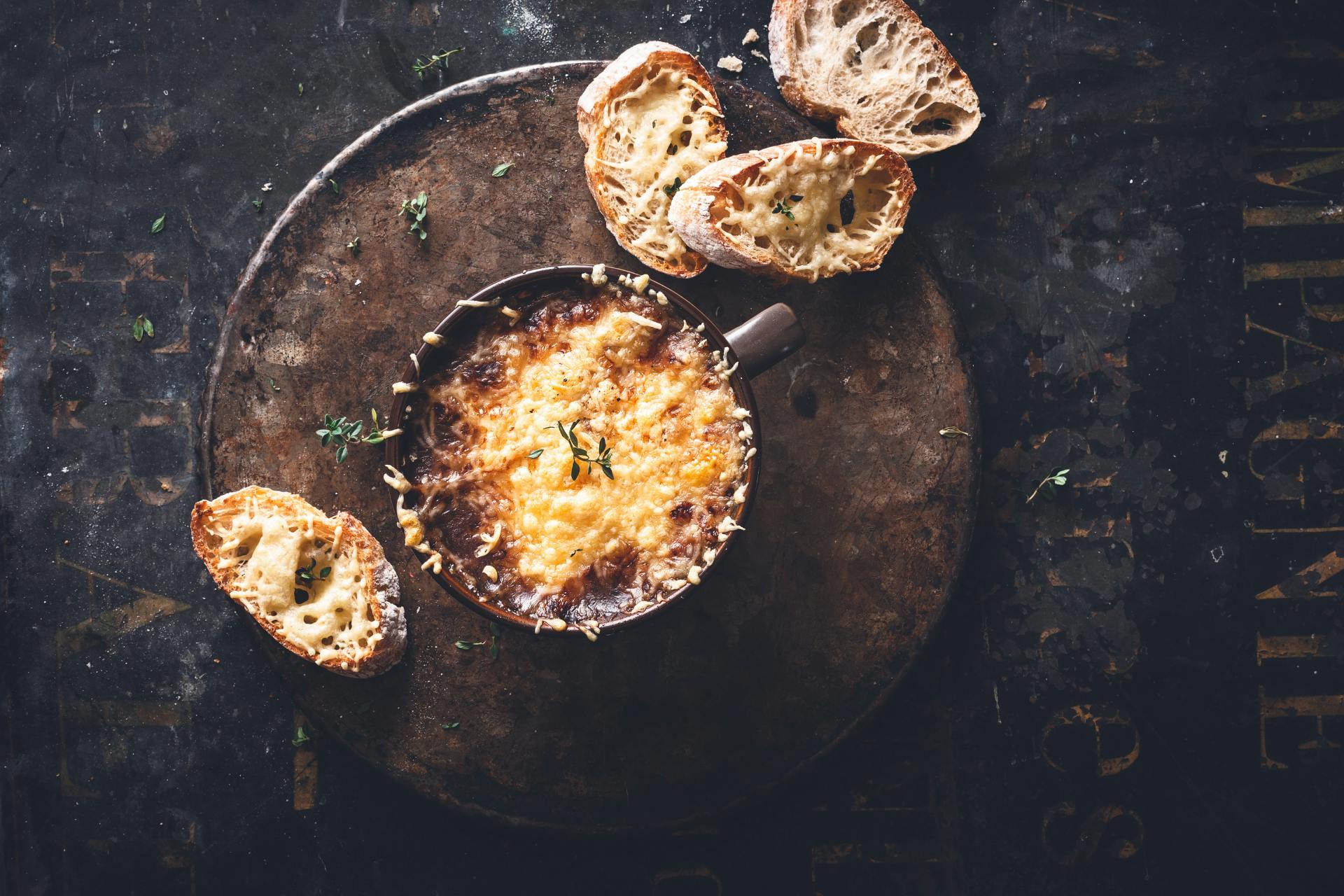 Kommetjes met gekarameliseerd witloof met gruyère
