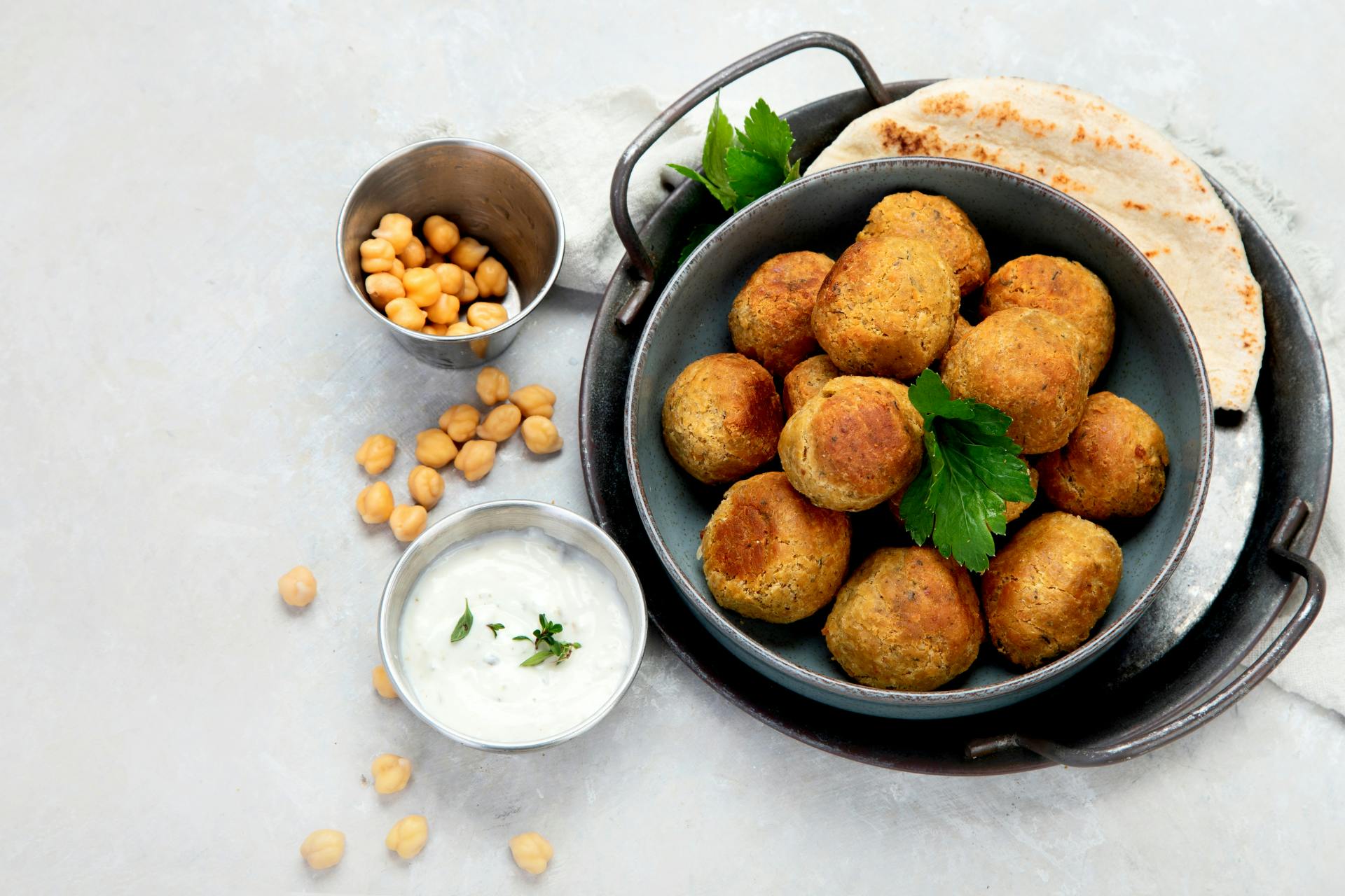 Falafelballetjes met yoghurtdressing