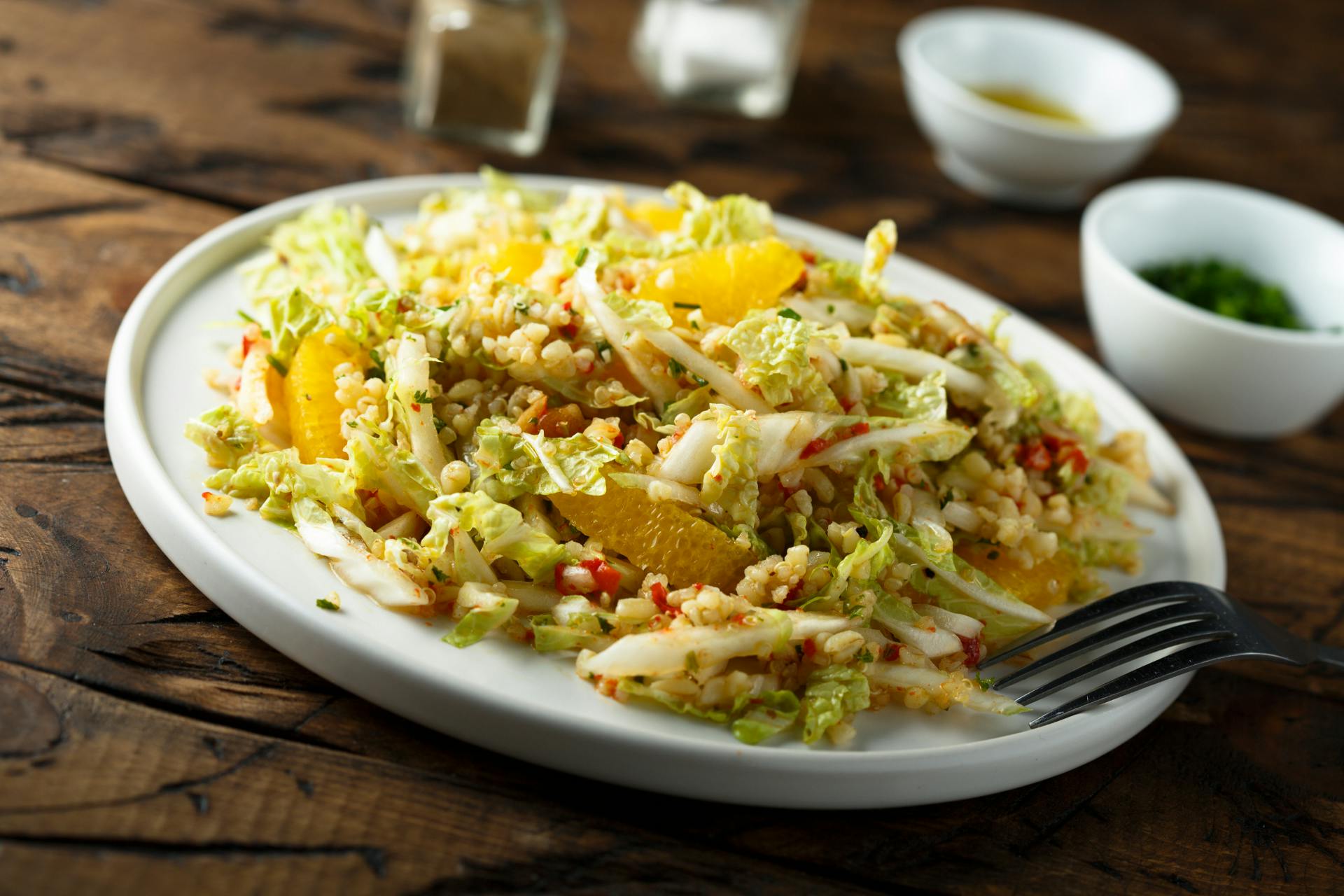 Rauwe witte koolsalade met sinaasappel