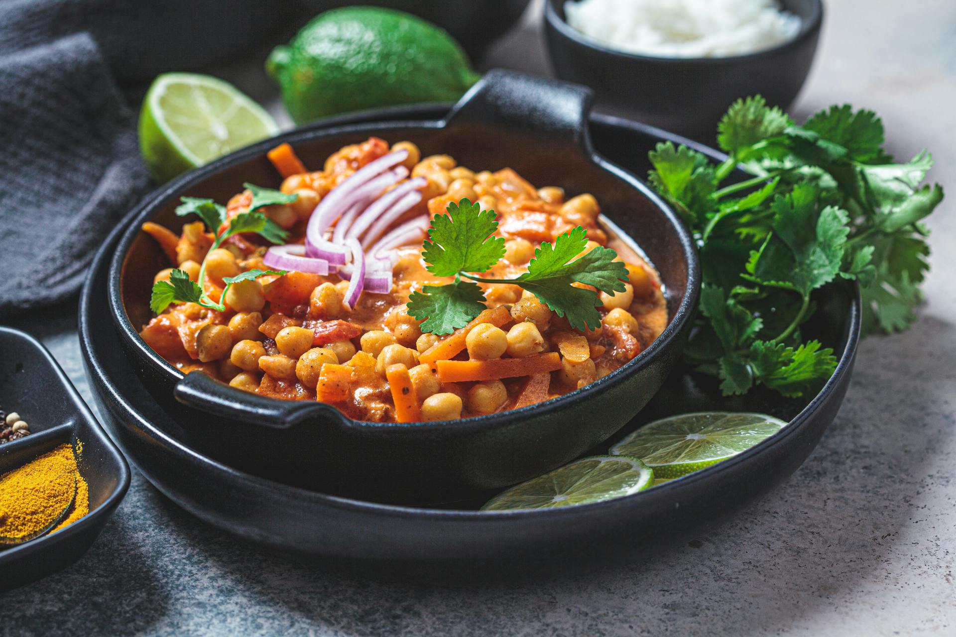 Kikkererwten curry met tomaat en wortel