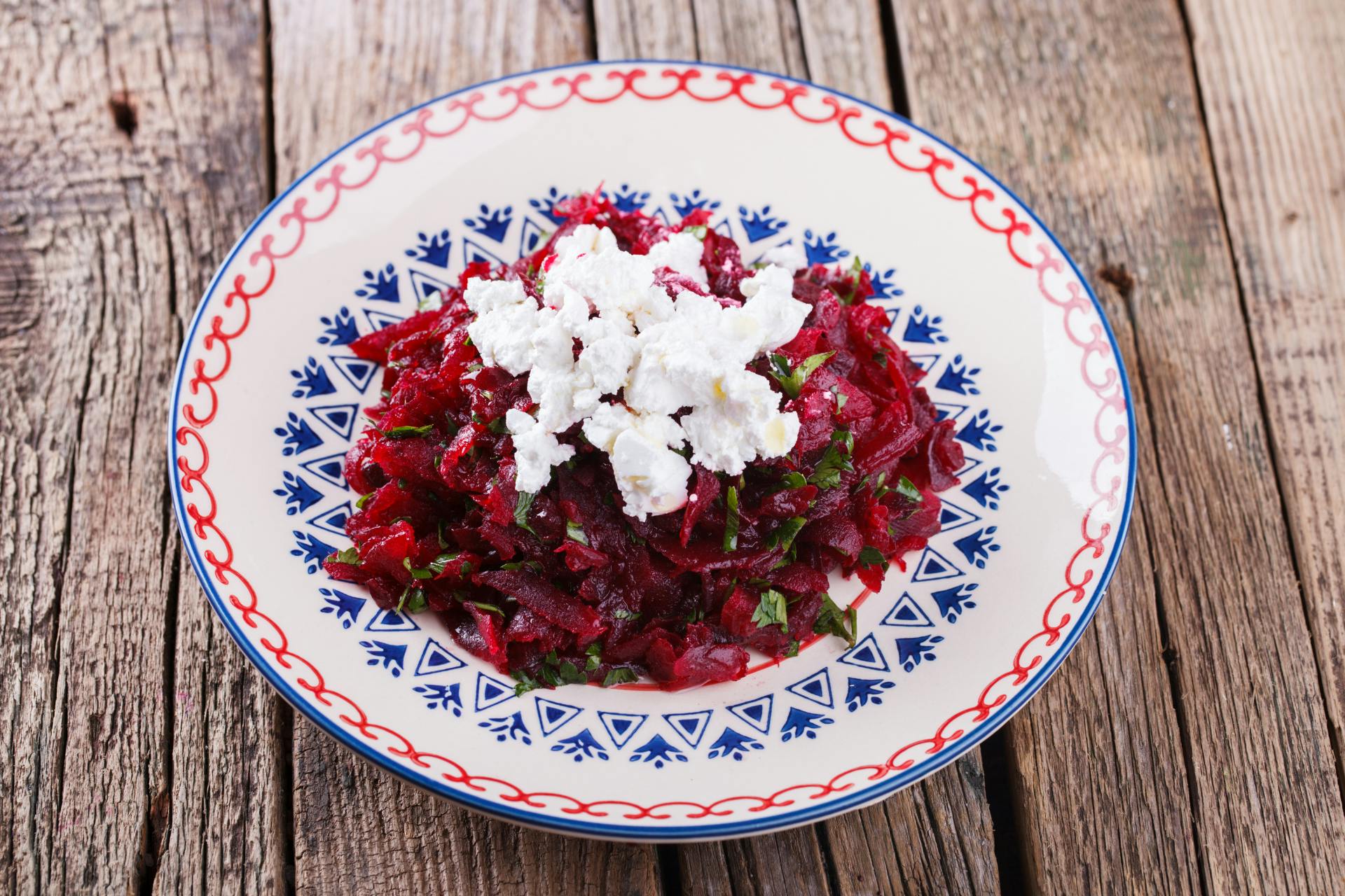 Pittige salade van wortel, rode biet en feta