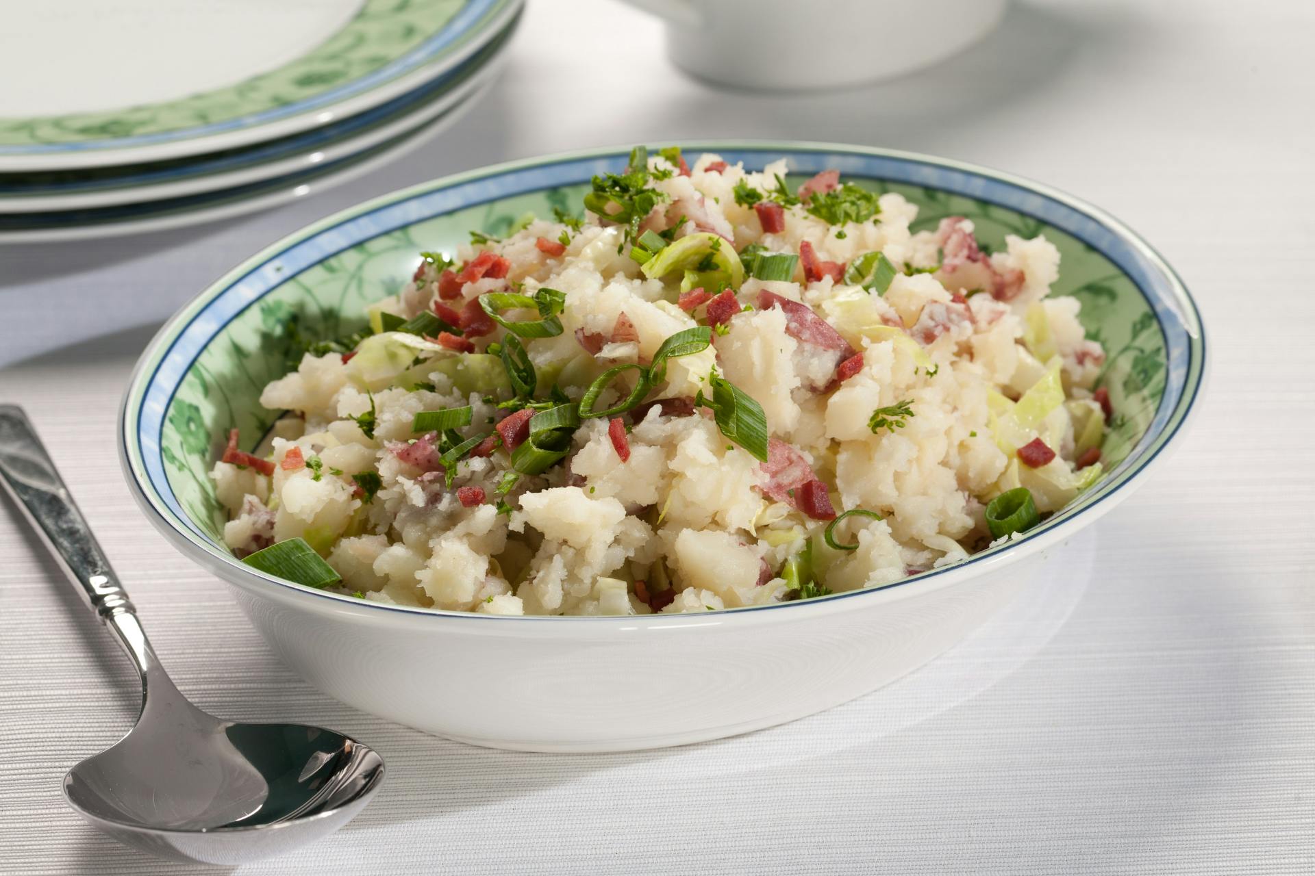 Bord met stamppot met radijs en spekjes